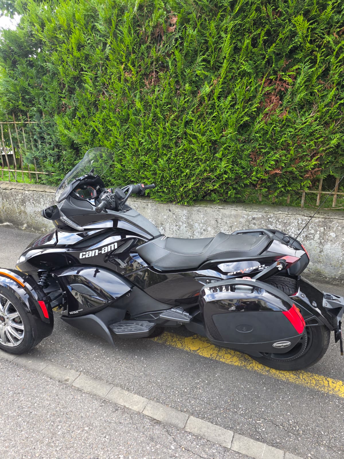 CAN-AM Spyder ST-showroom-element-3