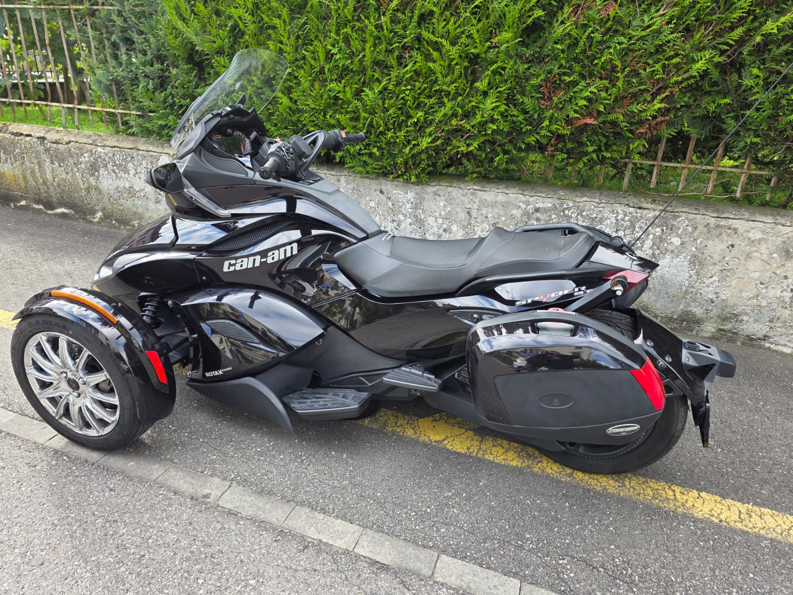 CAN-AM Spyder ST-showroom-element-1