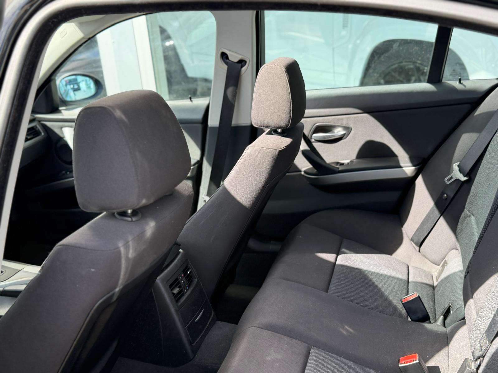 BMW 318i-image-12