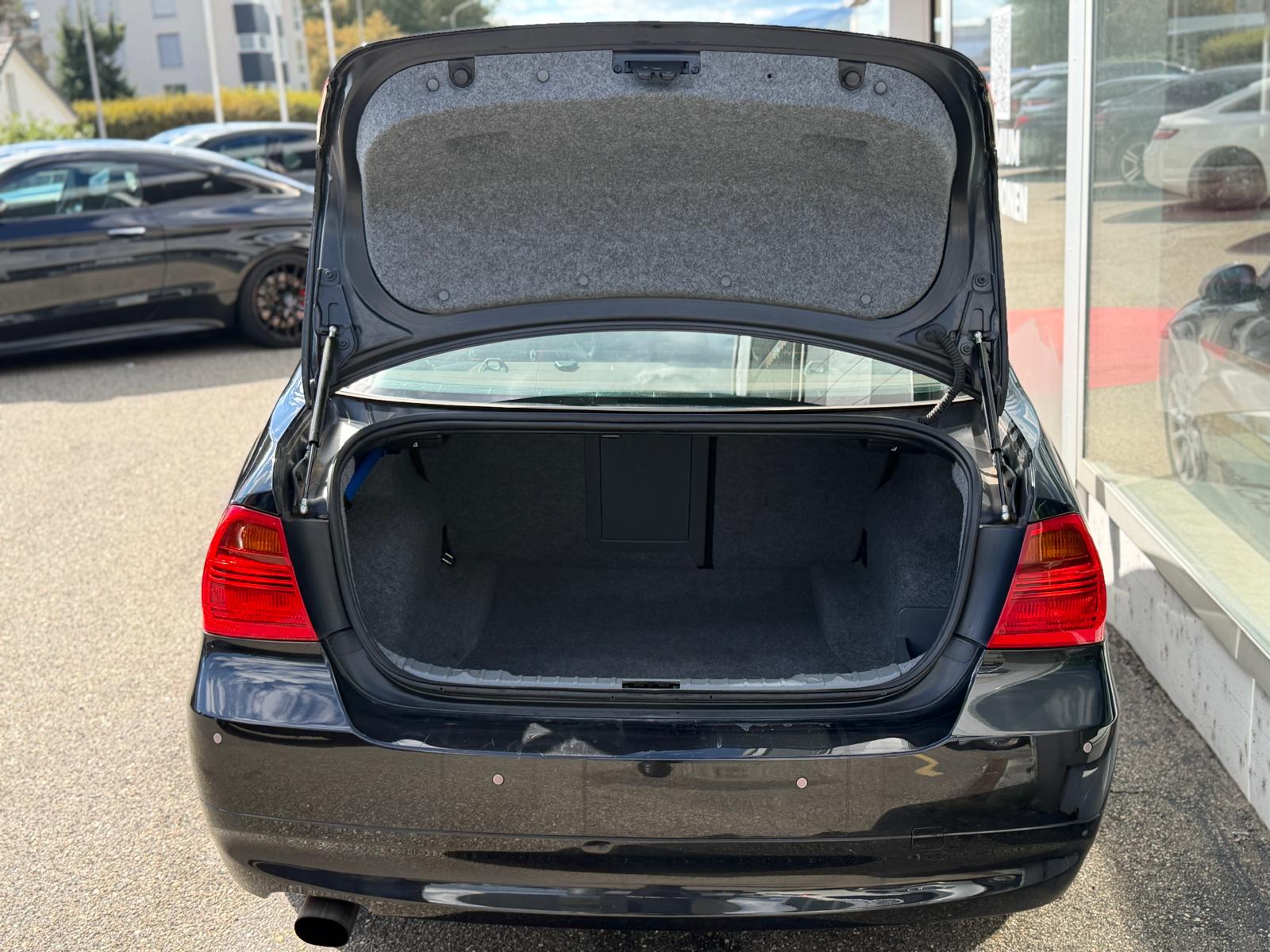 BMW 318i-image-5
