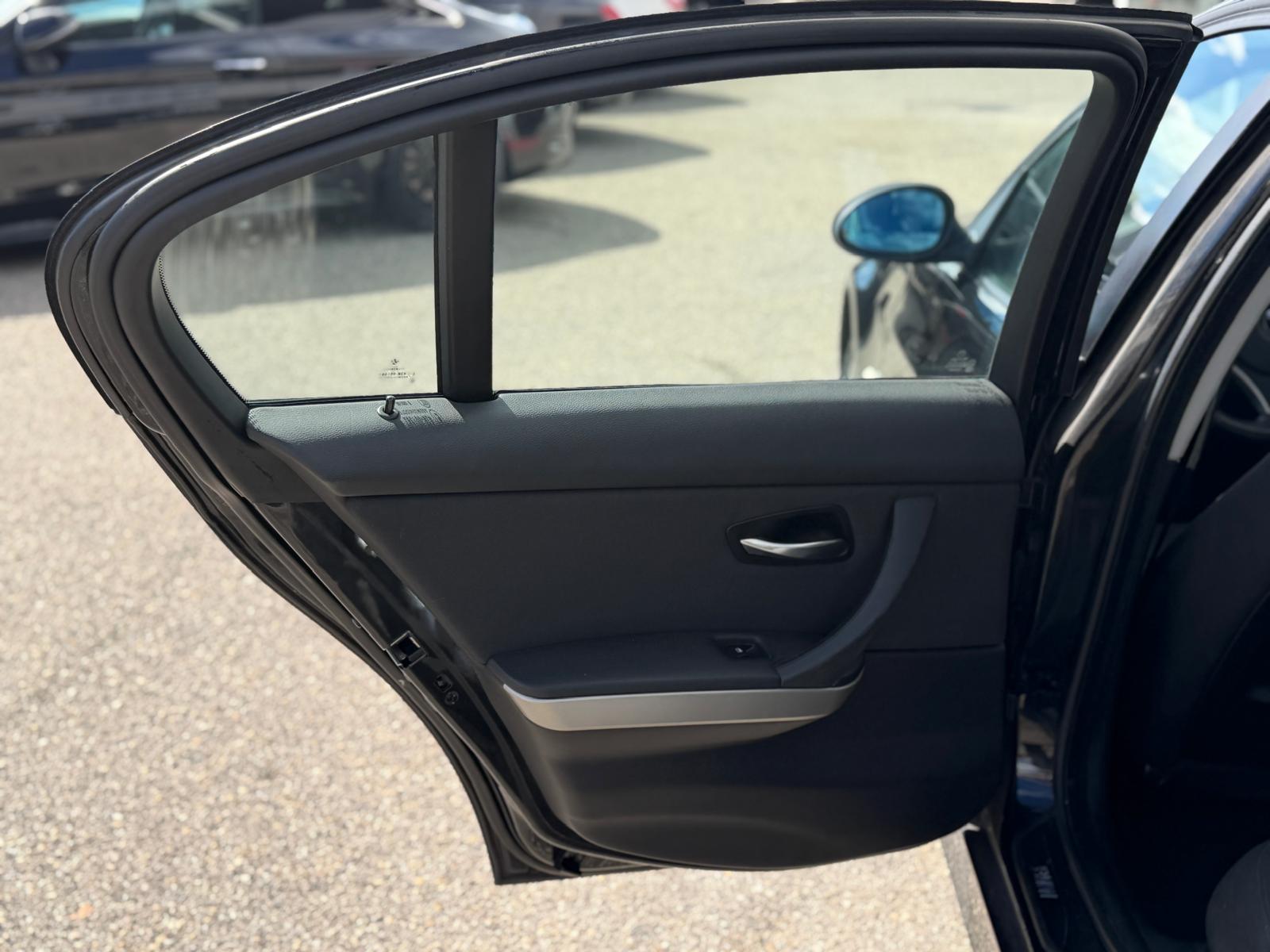 BMW 318i-image-11