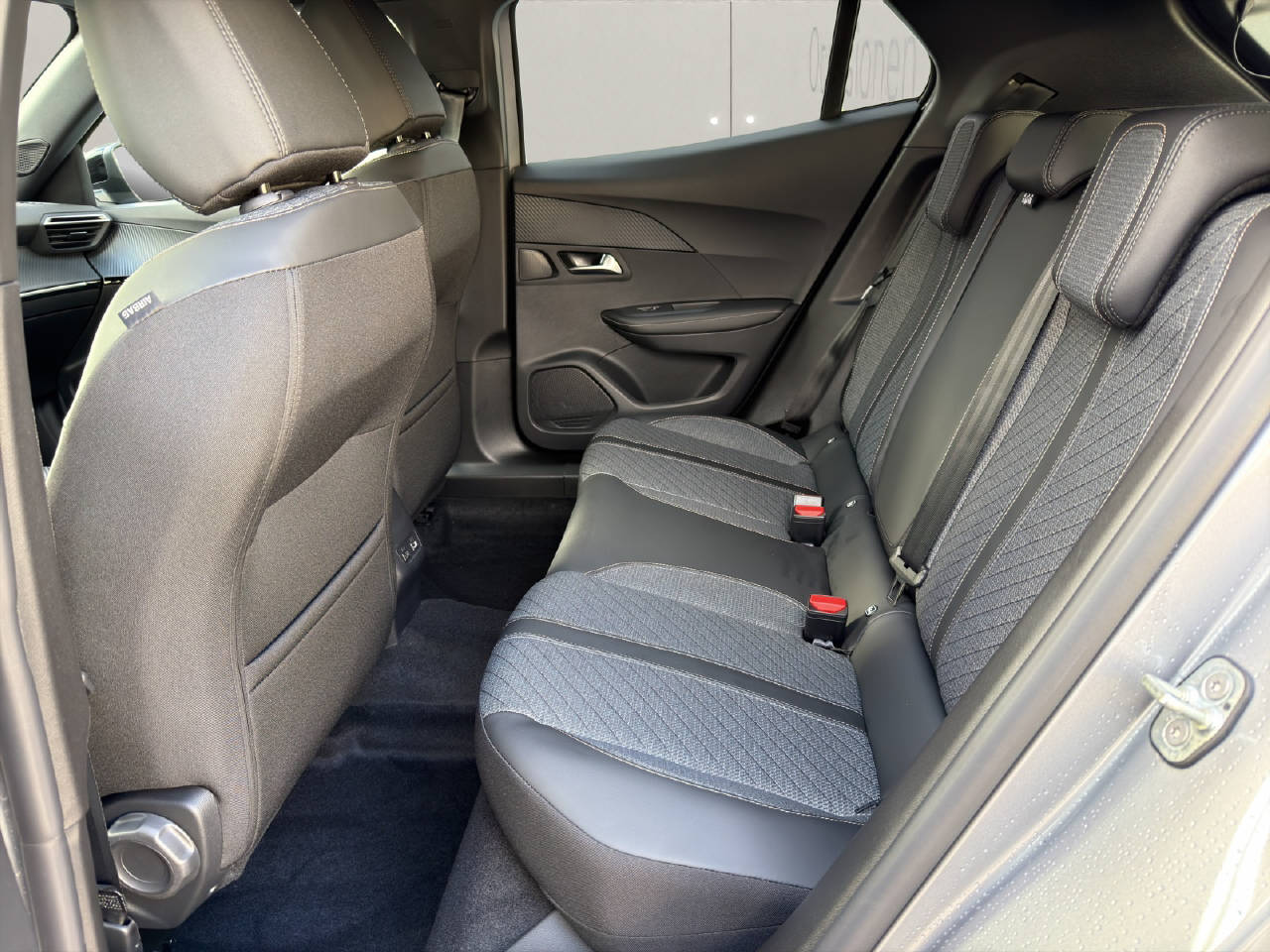 PEUGEOT 2008 1.2 Hybrid 145 Allure Premium-image-8
