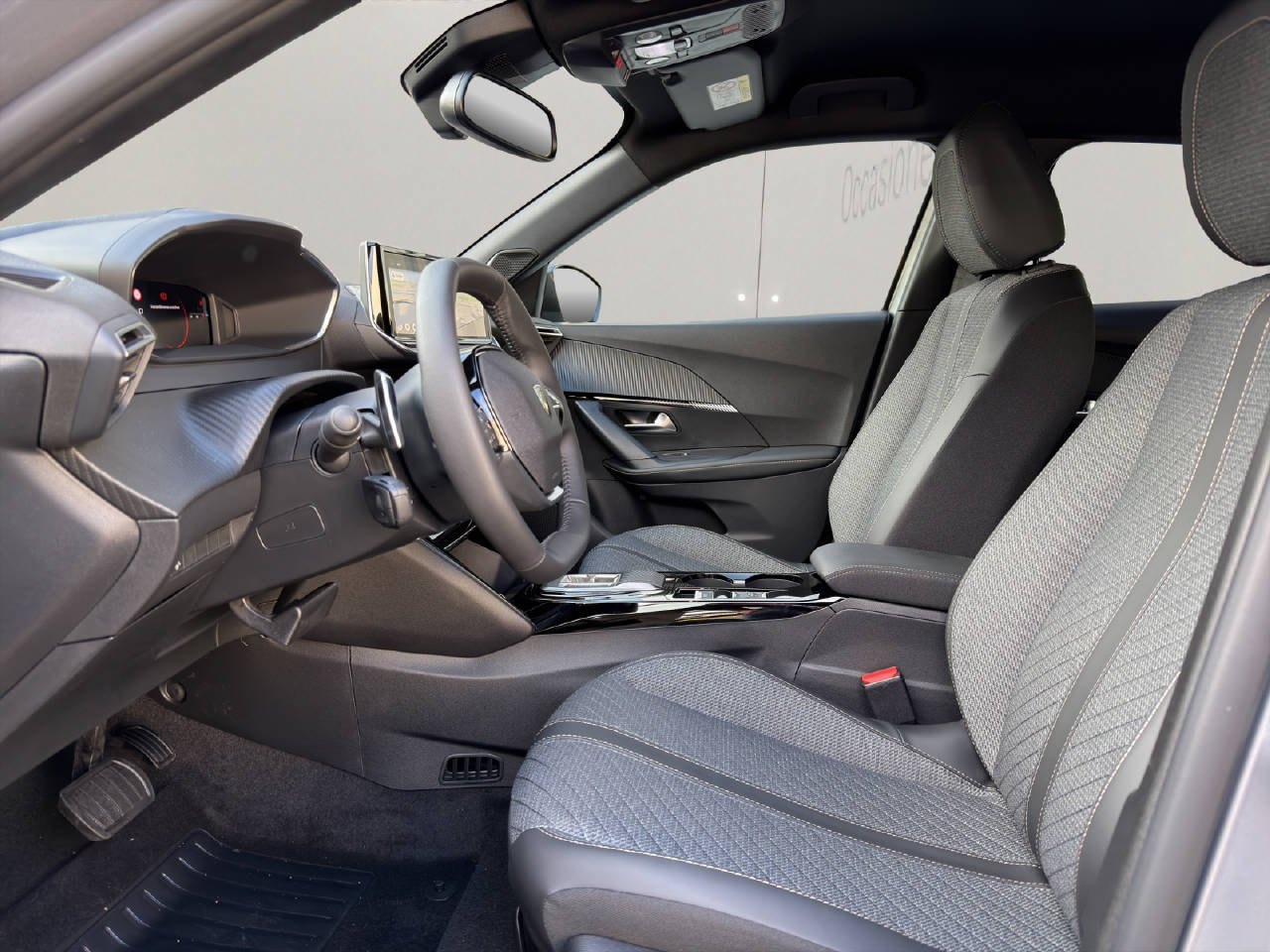 PEUGEOT 2008 1.2 Hybrid 145 Allure Premium-image-7