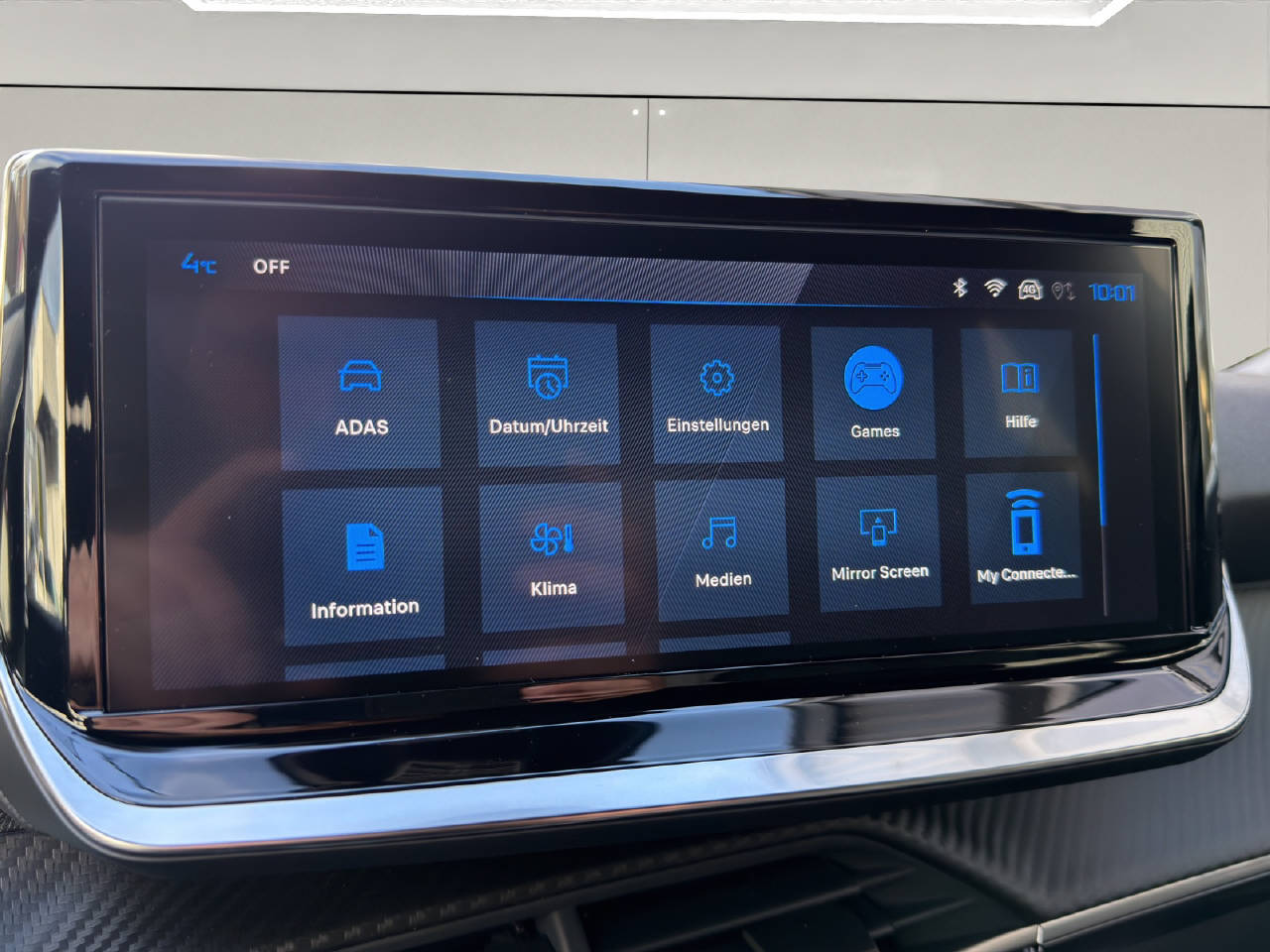 PEUGEOT 2008 1.2 Hybrid 145 Allure Premium-image-12