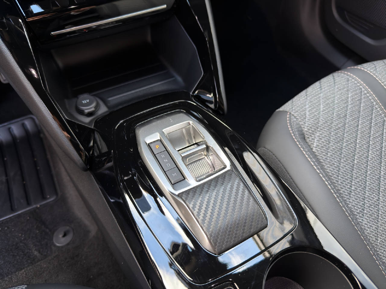 PEUGEOT 2008 1.2 Hybrid 145 Allure Premium-image-10