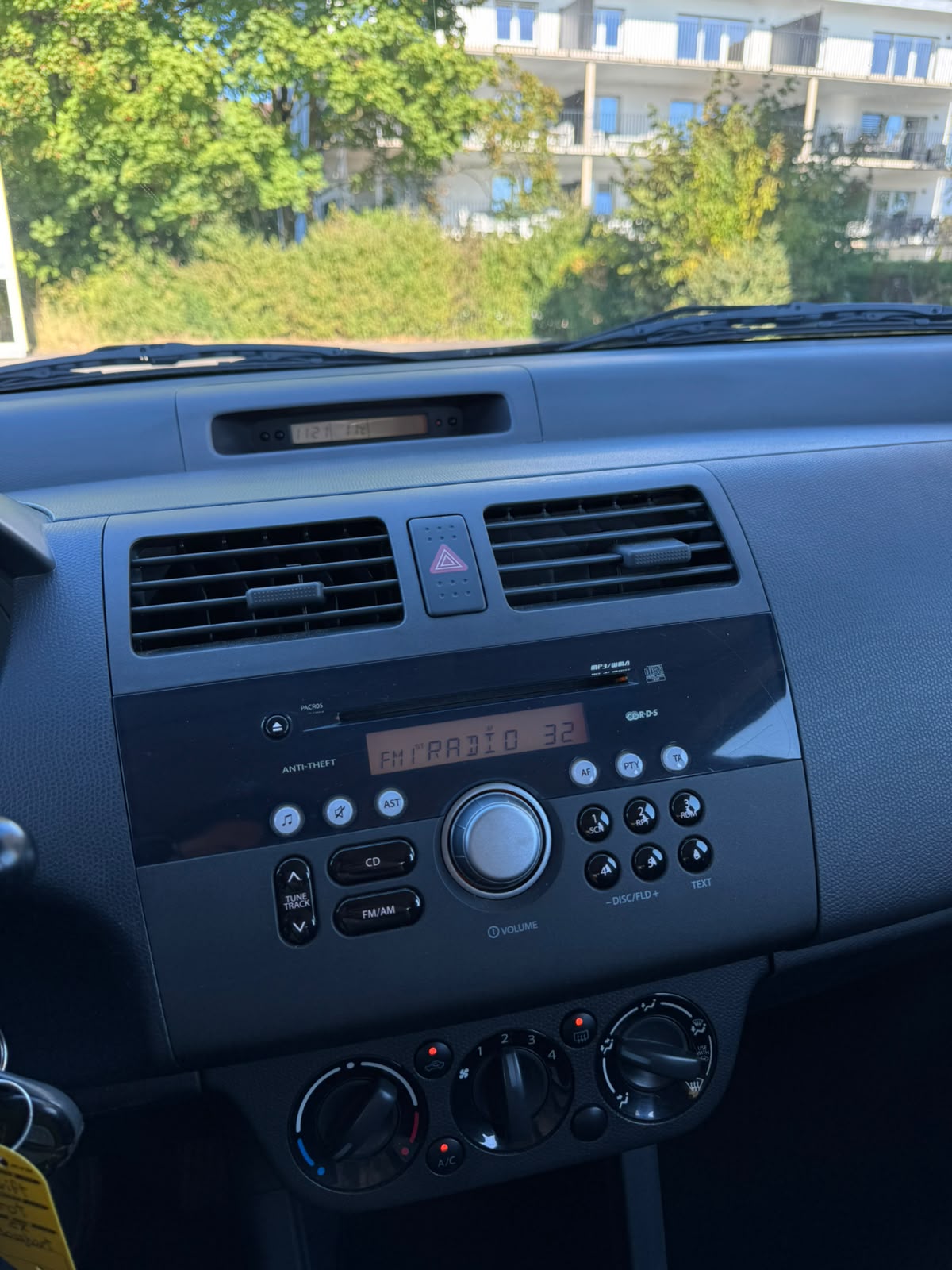 SUZUKI Swift 1.3i 16V GL Top-image-15