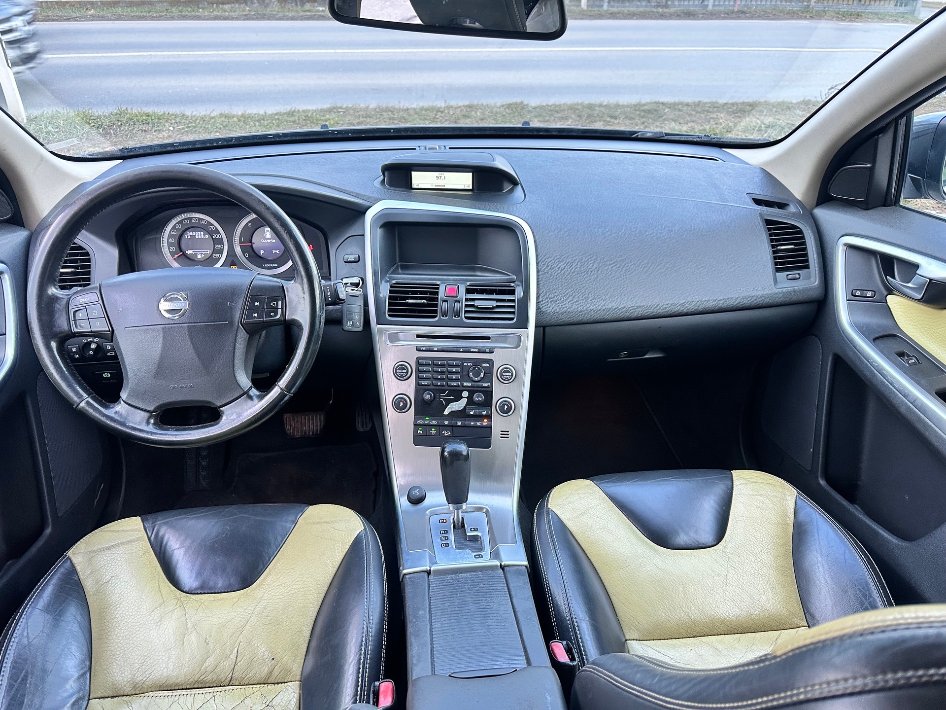 VOLVO XC60 D5 AWD Momentum Geartronic-image-9