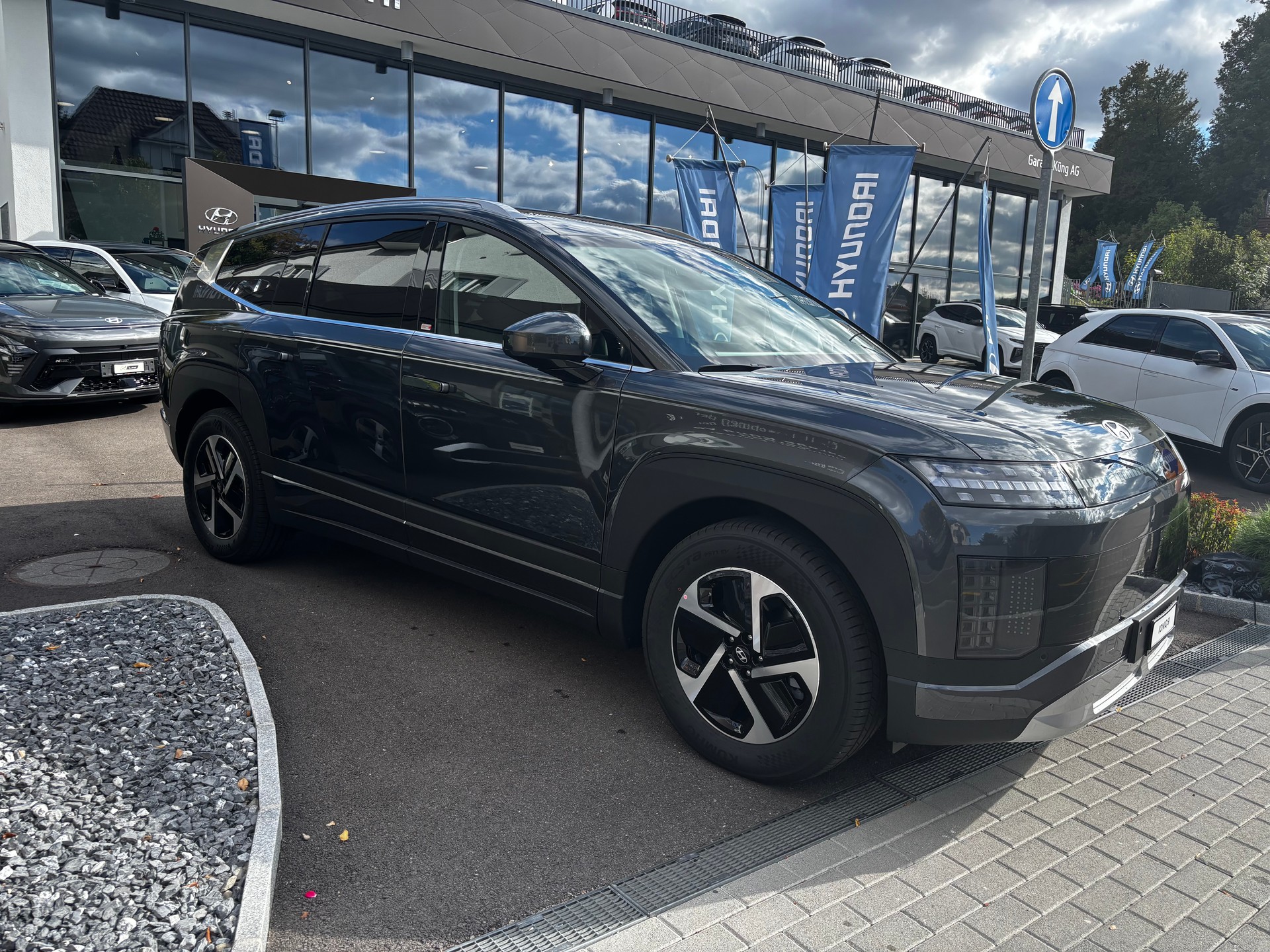 HYUNDAI Ioniq 9 110kWh Amplia 4WD-showroom-element-2