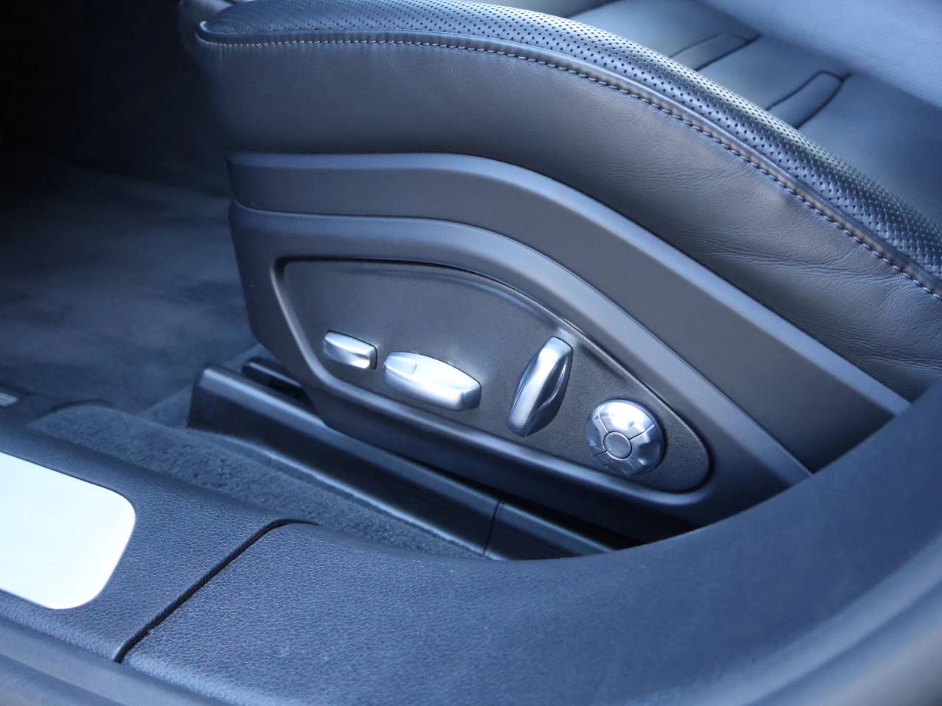 PORSCHE Panamera 4 E-Hybrid-image-29
