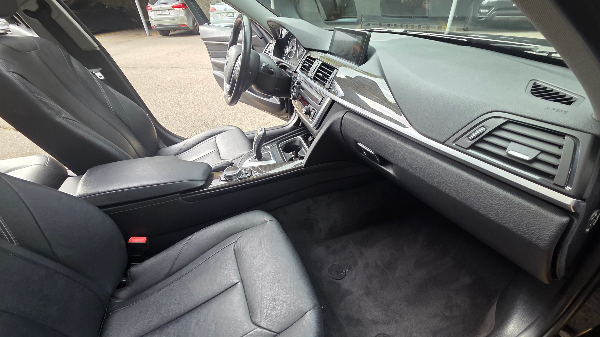 BMW 320d xDrive Touring Luxury Line Steptronic-image-6