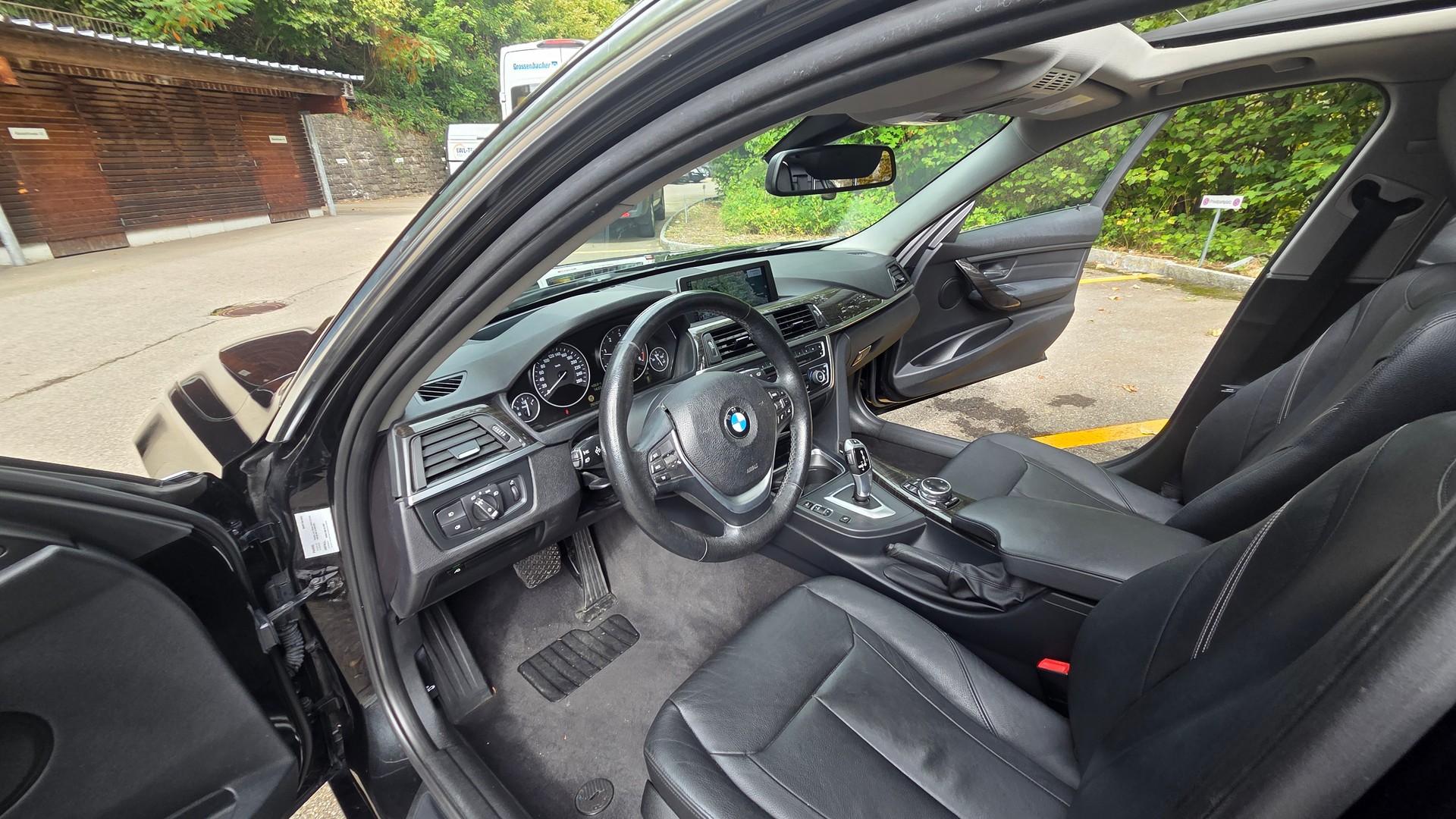 BMW 320d xDrive Touring Luxury Line Steptronic-image-12