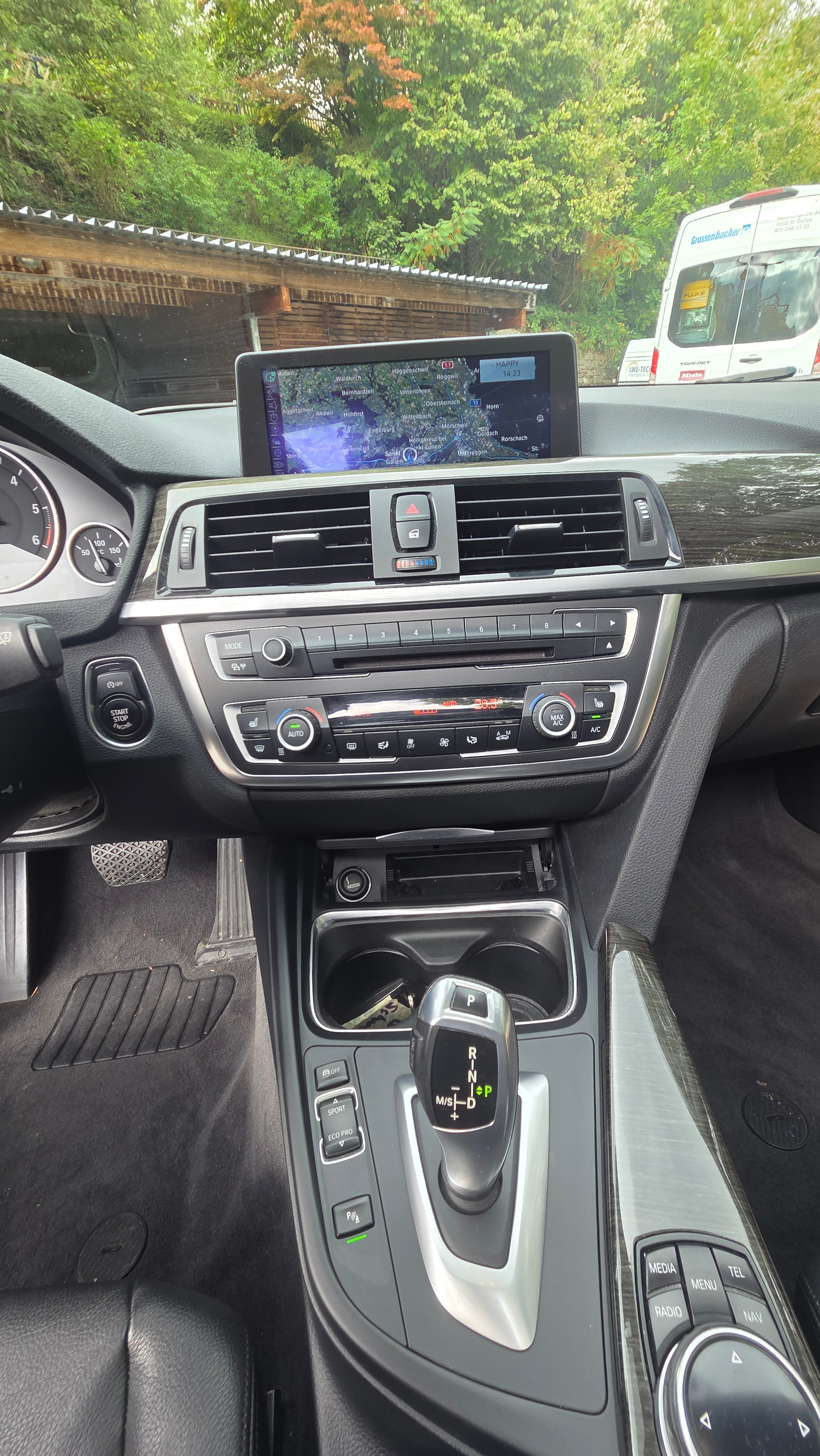 BMW 320d xDrive Touring Luxury Line Steptronic-image-14