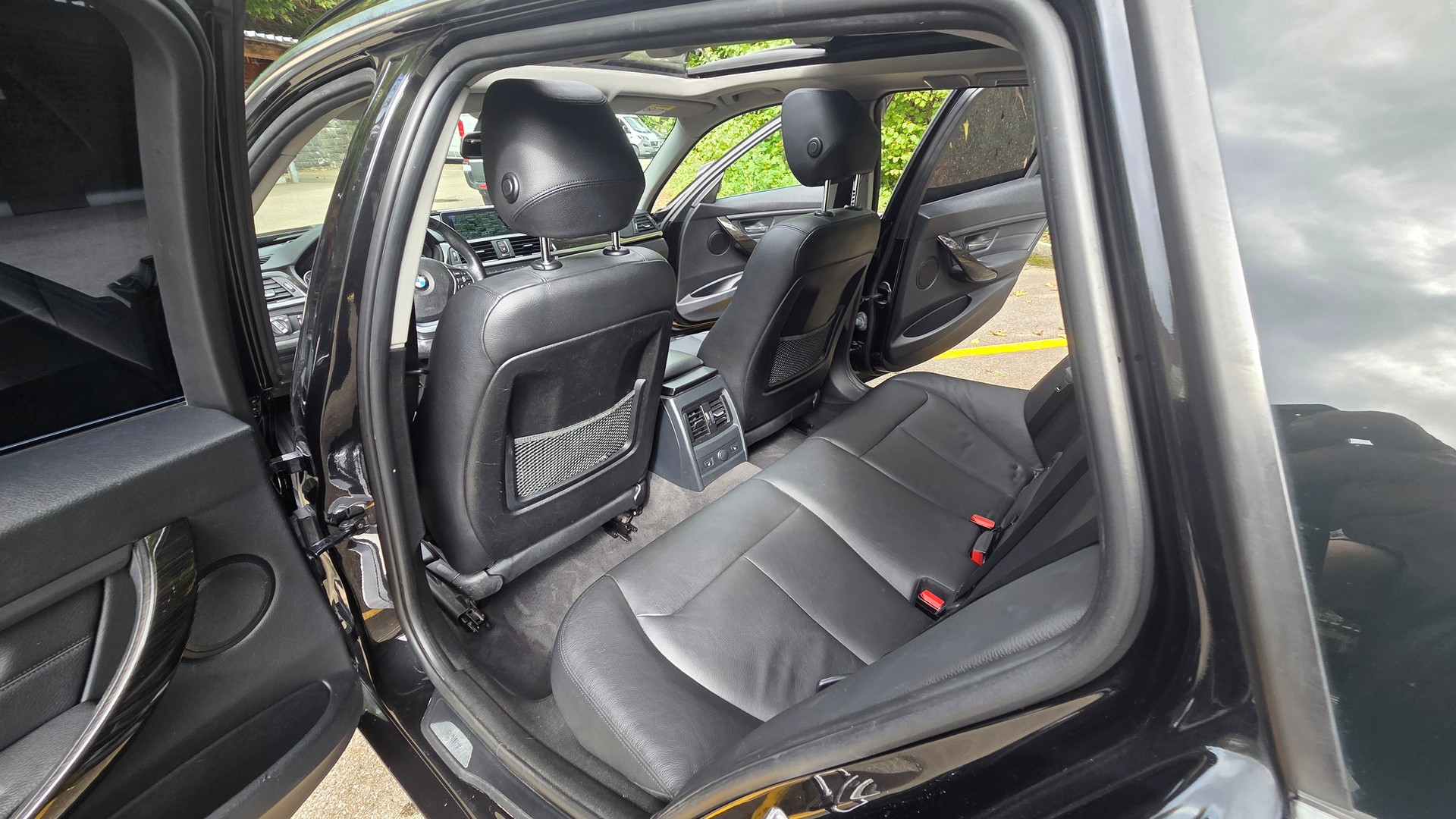 BMW 320d xDrive Touring Luxury Line Steptronic-image-11