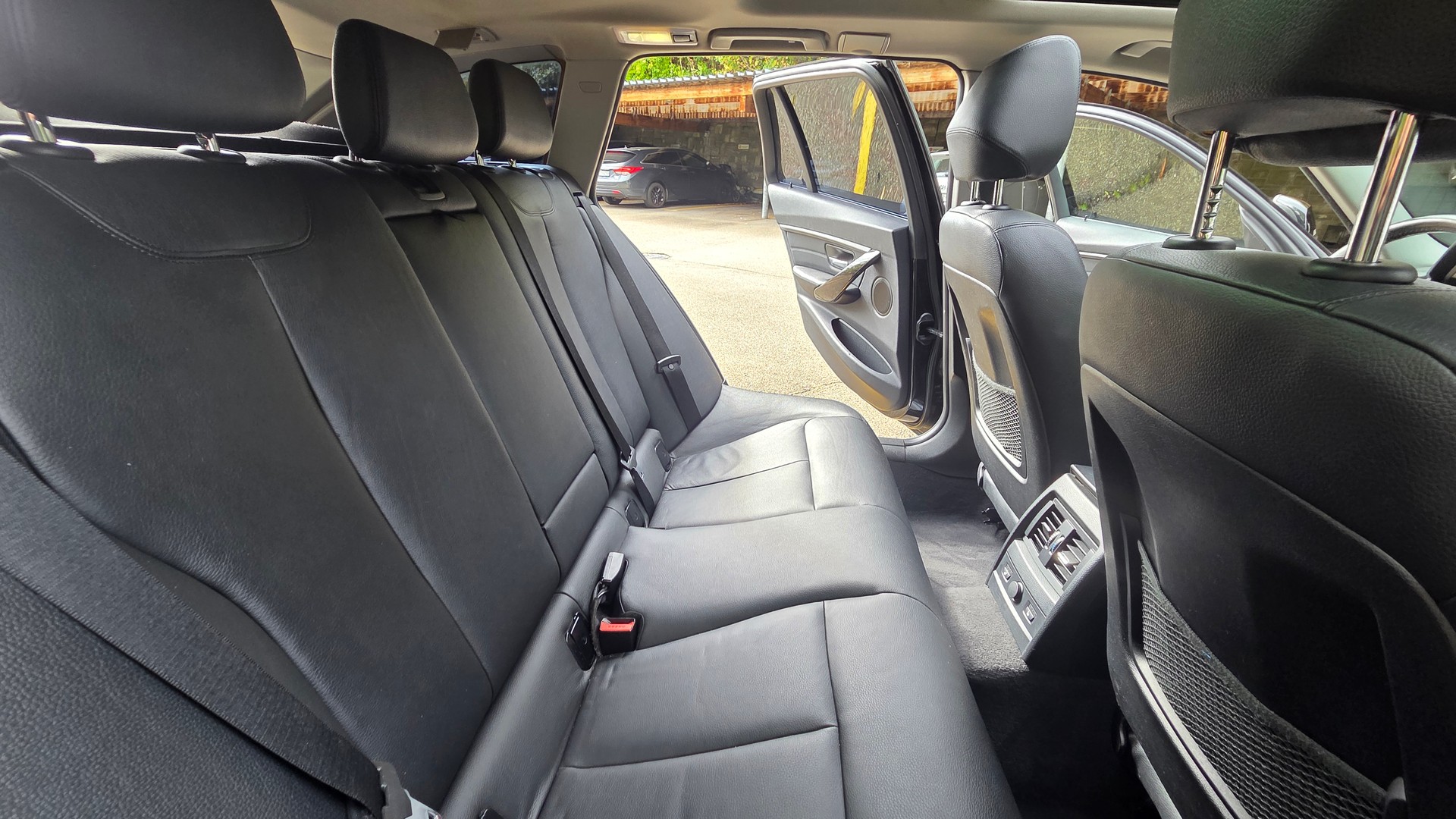 BMW 320d xDrive Touring Luxury Line Steptronic-image-9