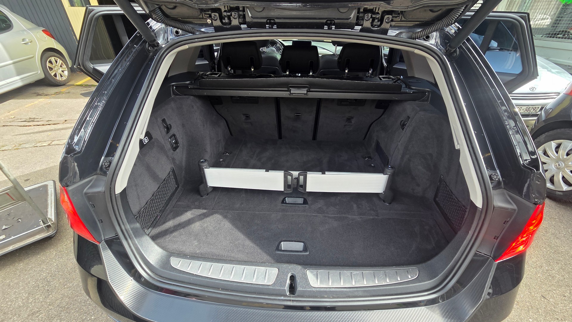 BMW 320d xDrive Touring Luxury Line Steptronic-image-10