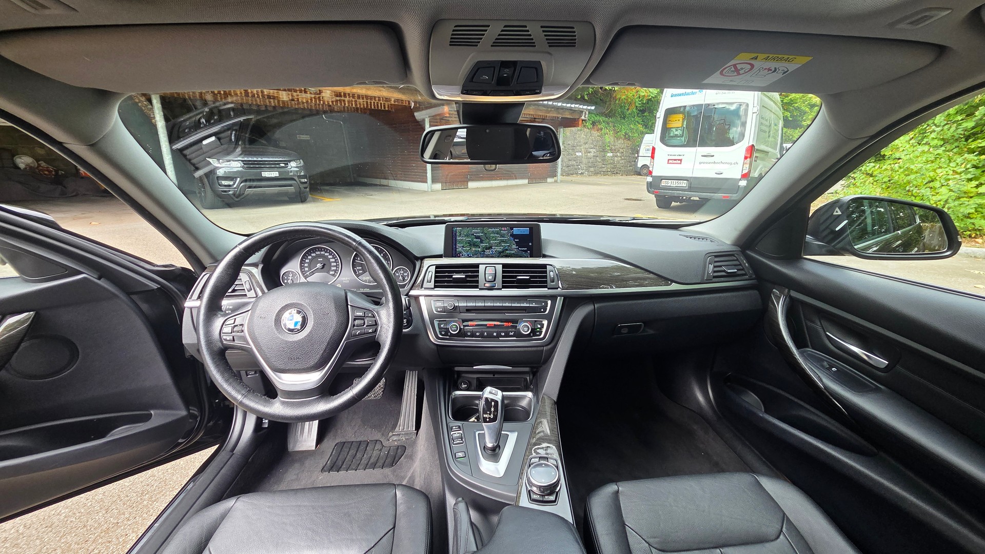 BMW 320d xDrive Touring Luxury Line Steptronic-image-4