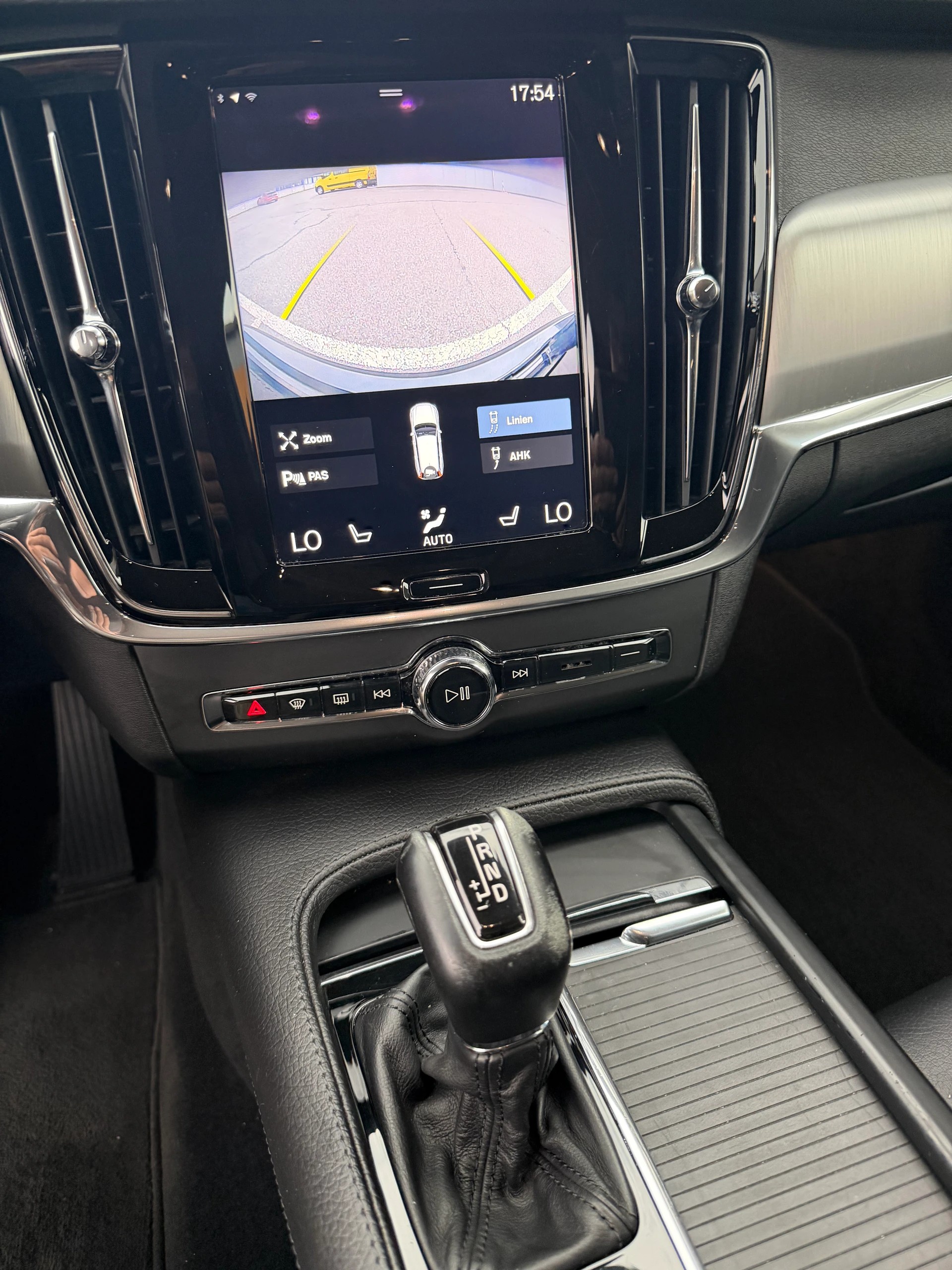 VOLVO V90 D4 AWD Momentum Geartronic-image-15