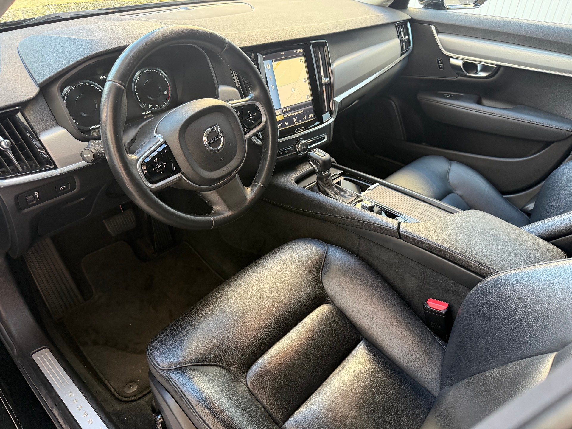 VOLVO V90 D4 AWD Momentum Geartronic-image-9