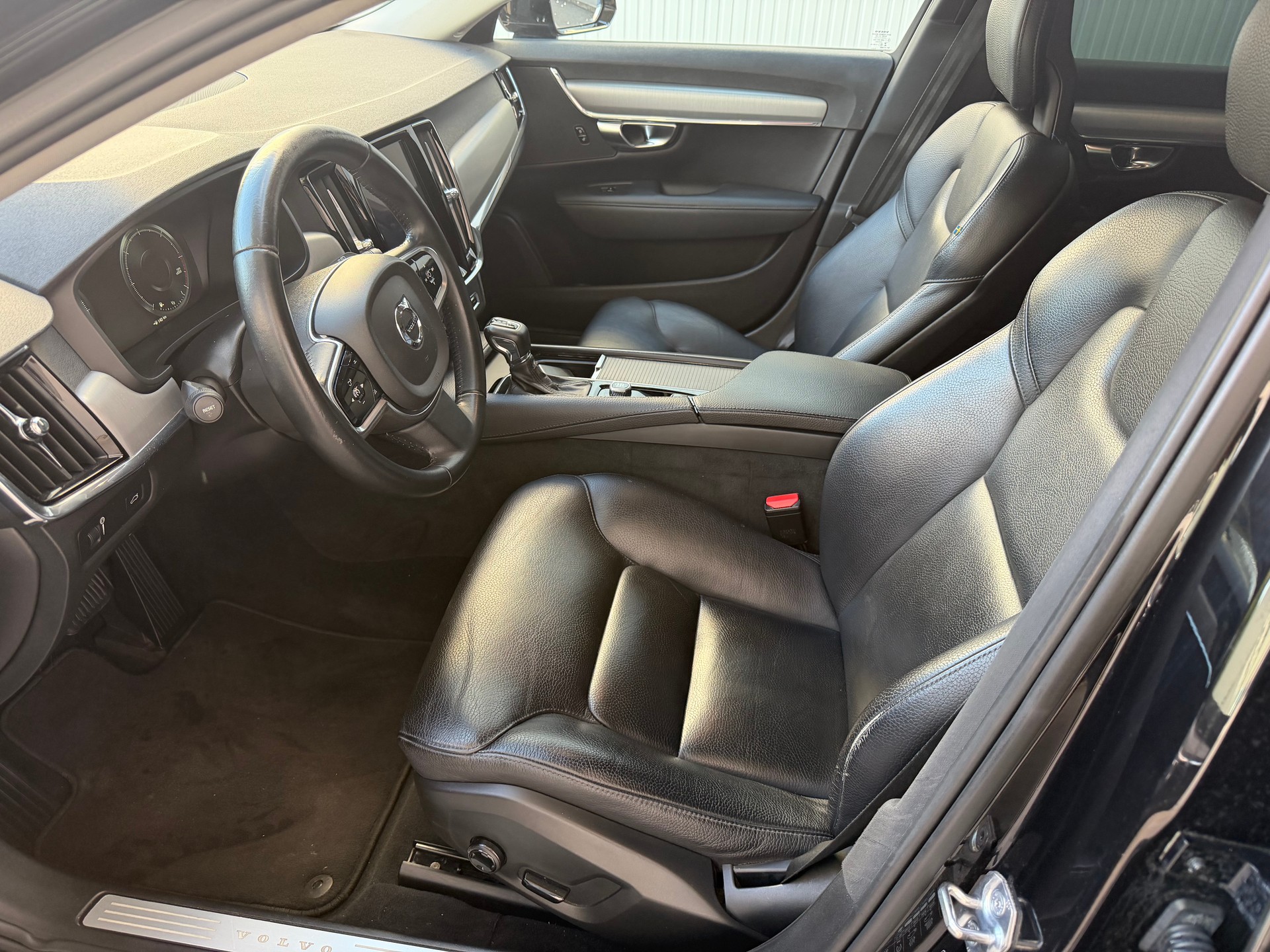 VOLVO V90 D4 AWD Momentum Geartronic-image-12