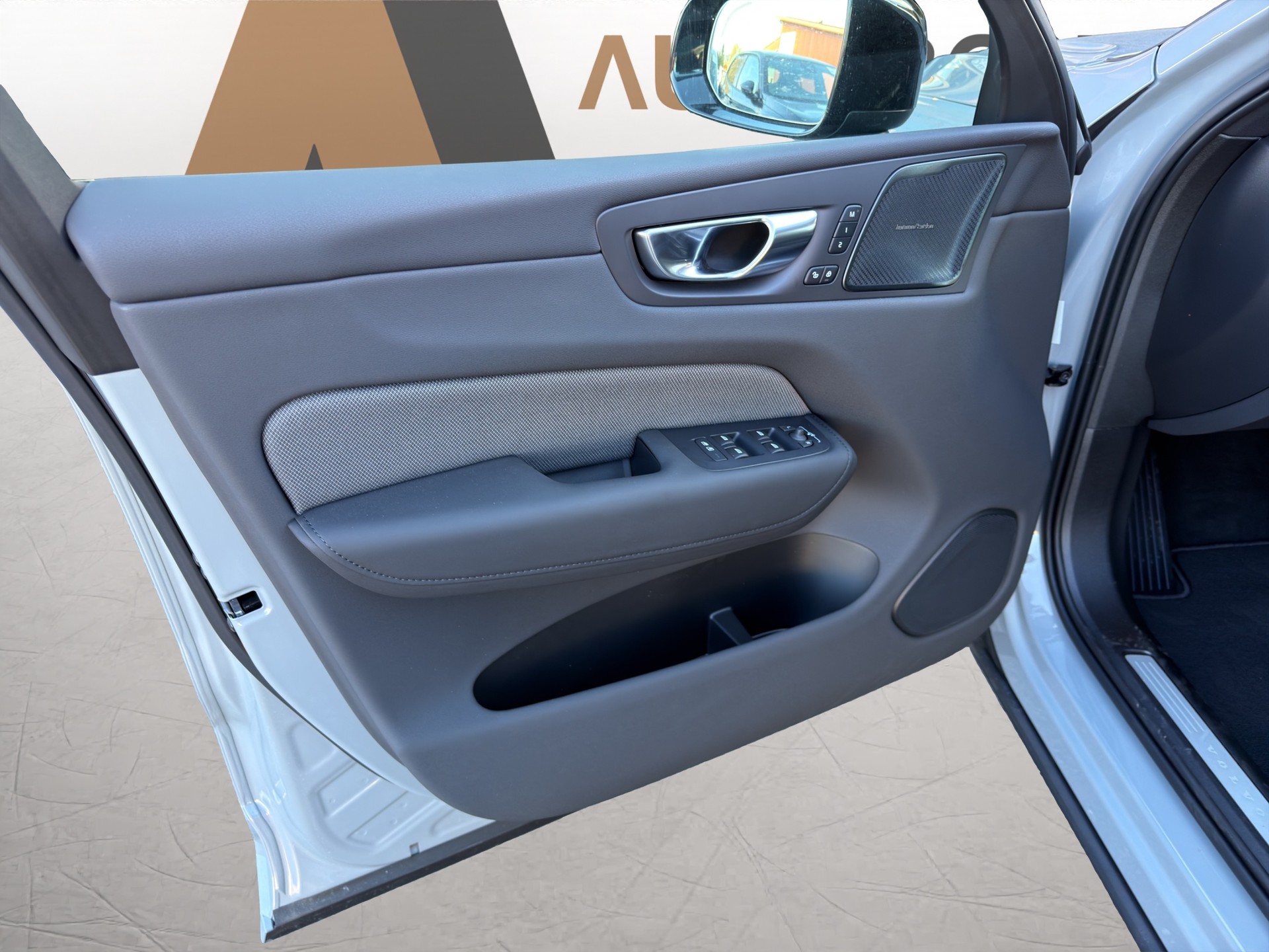 VOLVO XC60 2.0 T8 TE Black Edition eAWD-image-10