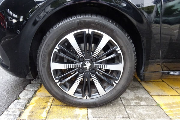PEUGEOT 208 1.2 PureTech Tech Ed-image-5