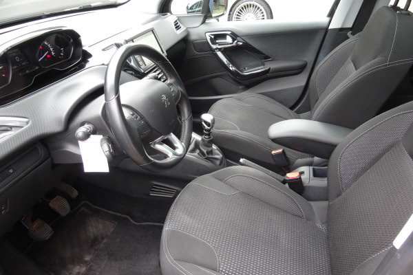 PEUGEOT 208 1.2 PureTech Tech Ed-image-4