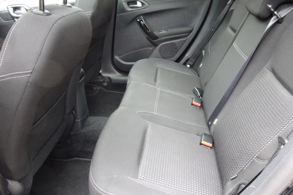 PEUGEOT 208 1.2 PureTech Tech Ed-image-10