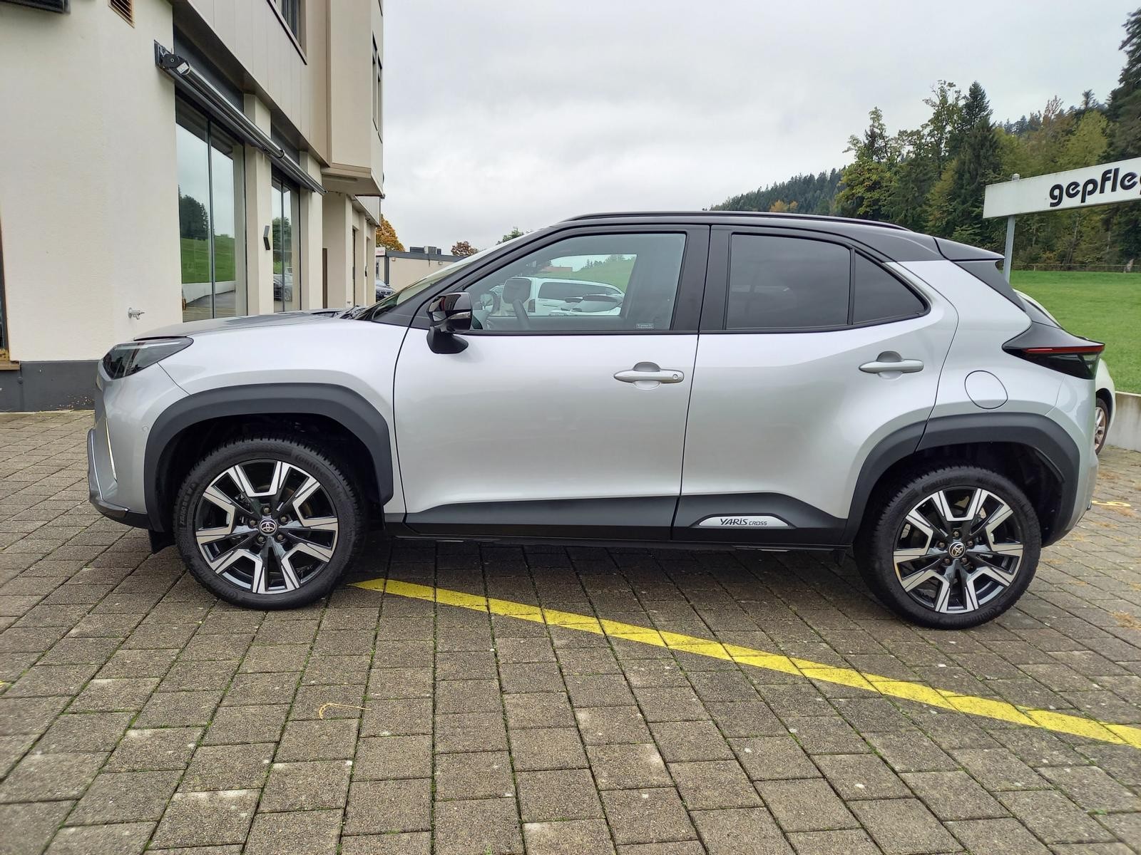 TOYOTA Yaris Cross 1.5 Premium AWDi e-CVT-image-2