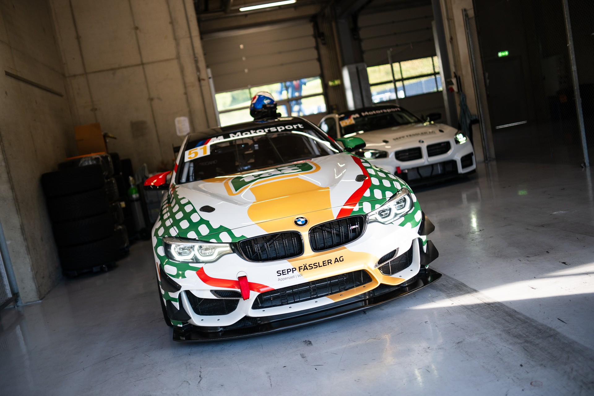BMW M4 GT4 Rennfahrzeug-showroom-element-2