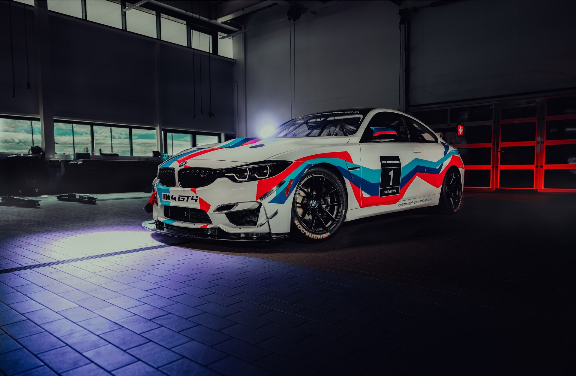 BMW M4 GT4 Rennfahrzeug-image-0