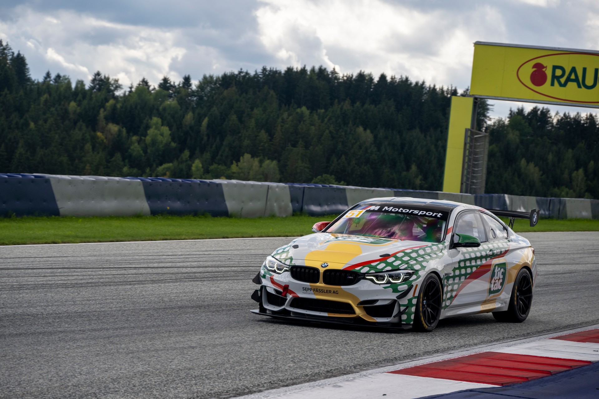 BMW M4 GT4 Rennfahrzeug