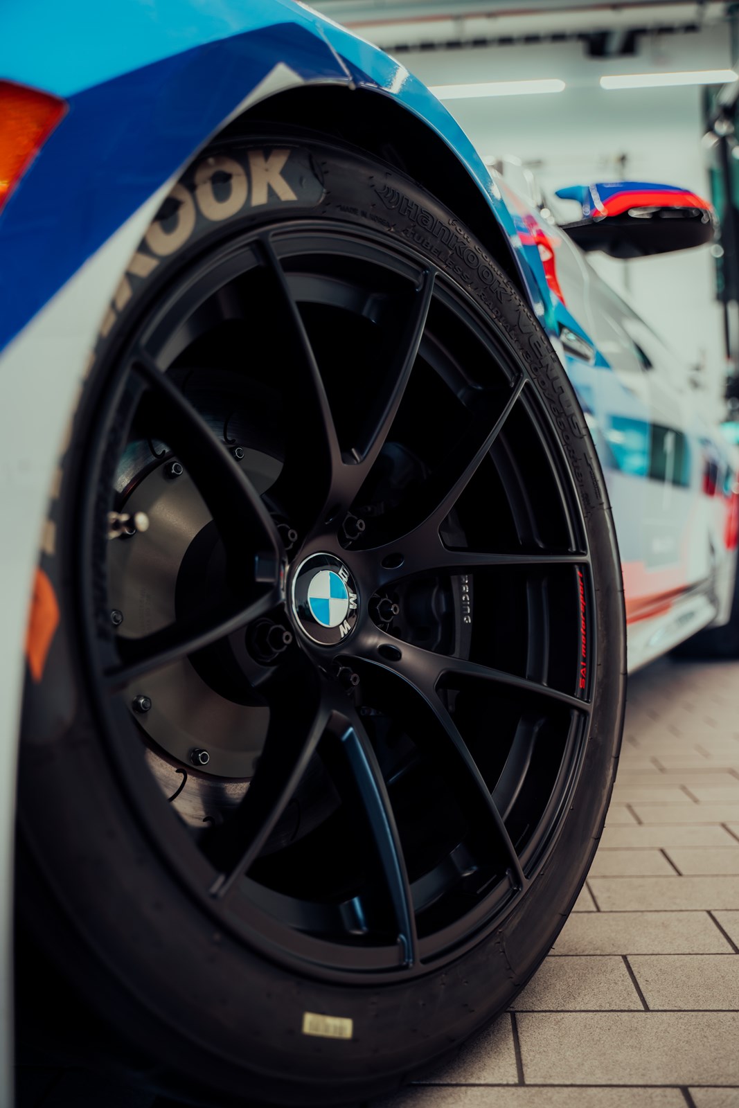 BMW M4 GT4 Rennfahrzeug-image-9