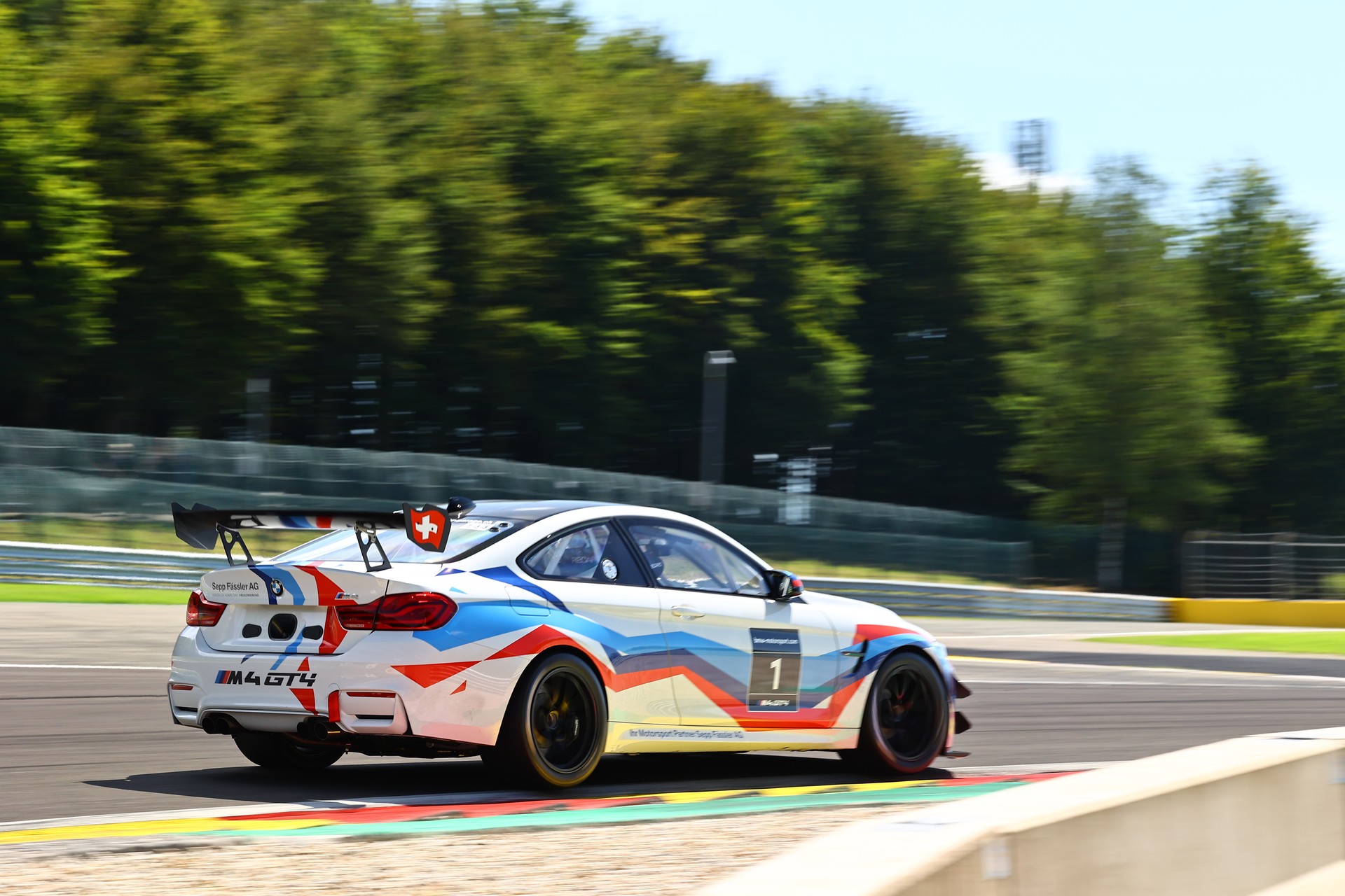 BMW M4 GT4 Rennfahrzeug-image-13