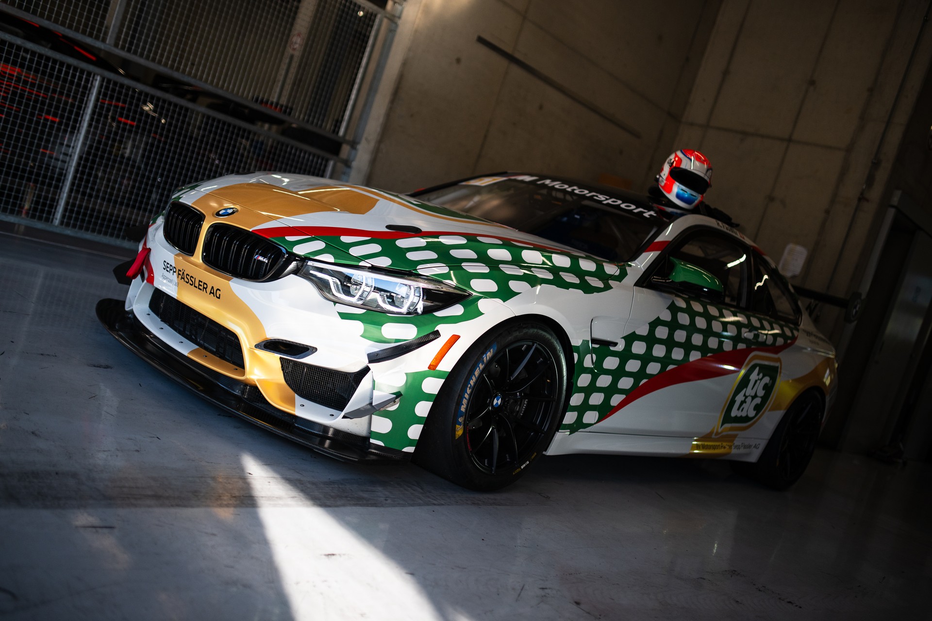 BMW M4 GT4 Rennfahrzeug-showroom-element-1
