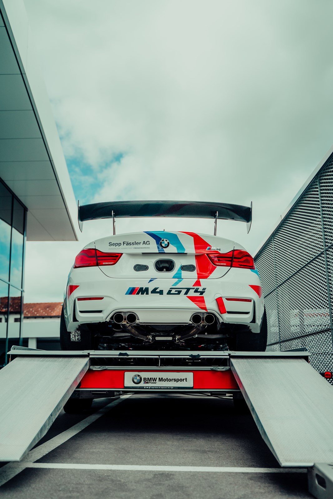 BMW M4 GT4 Rennfahrzeug-image-10