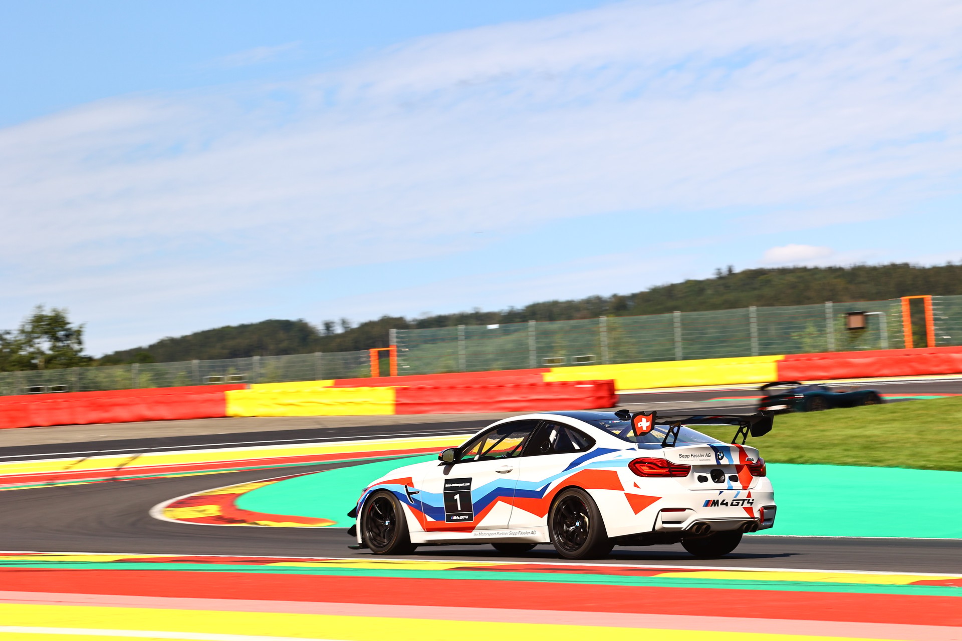 BMW M4 GT4 Rennfahrzeug-image-15