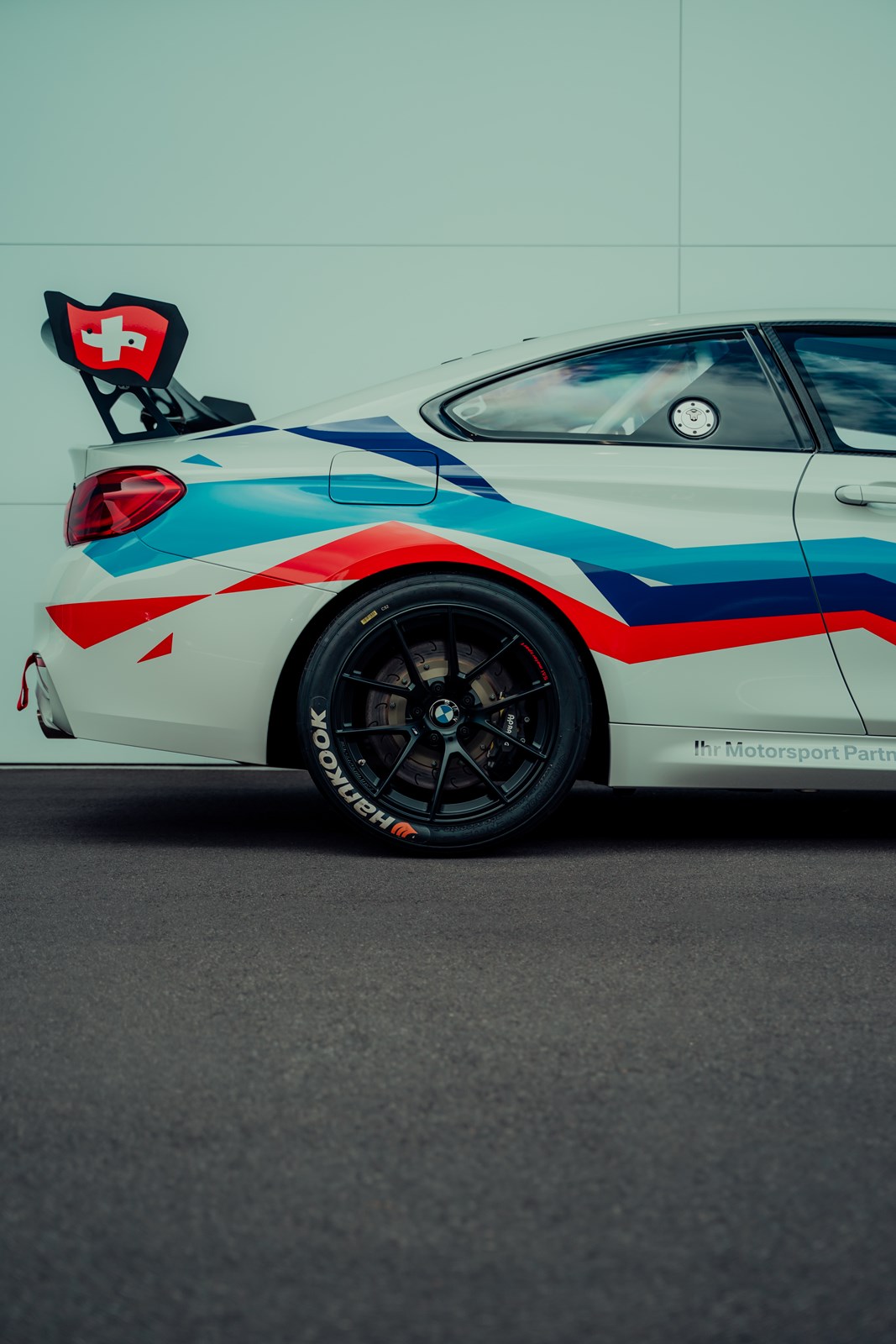 BMW M4 GT4 Rennfahrzeug-image-3