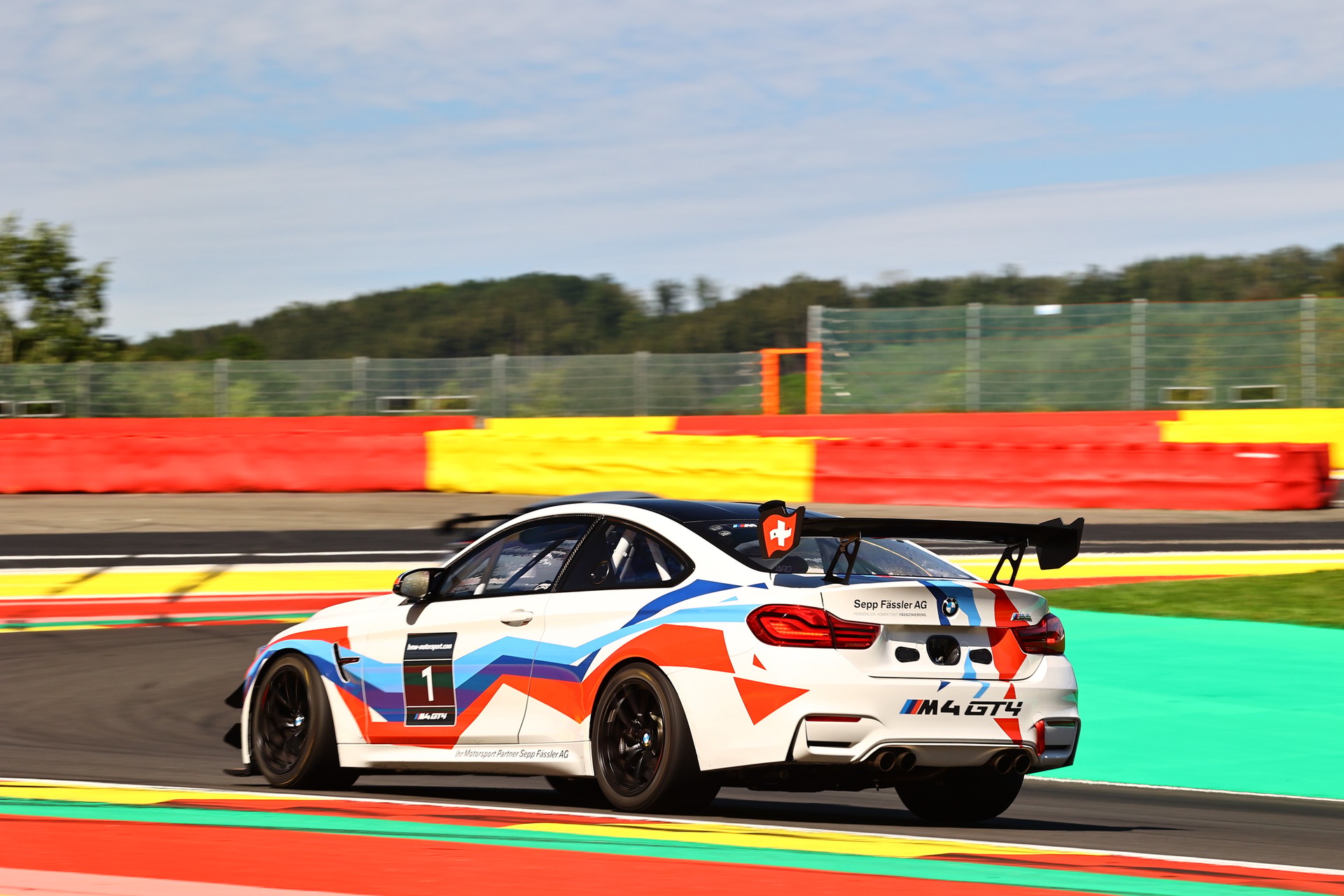 BMW M4 GT4 Rennfahrzeug-image-11