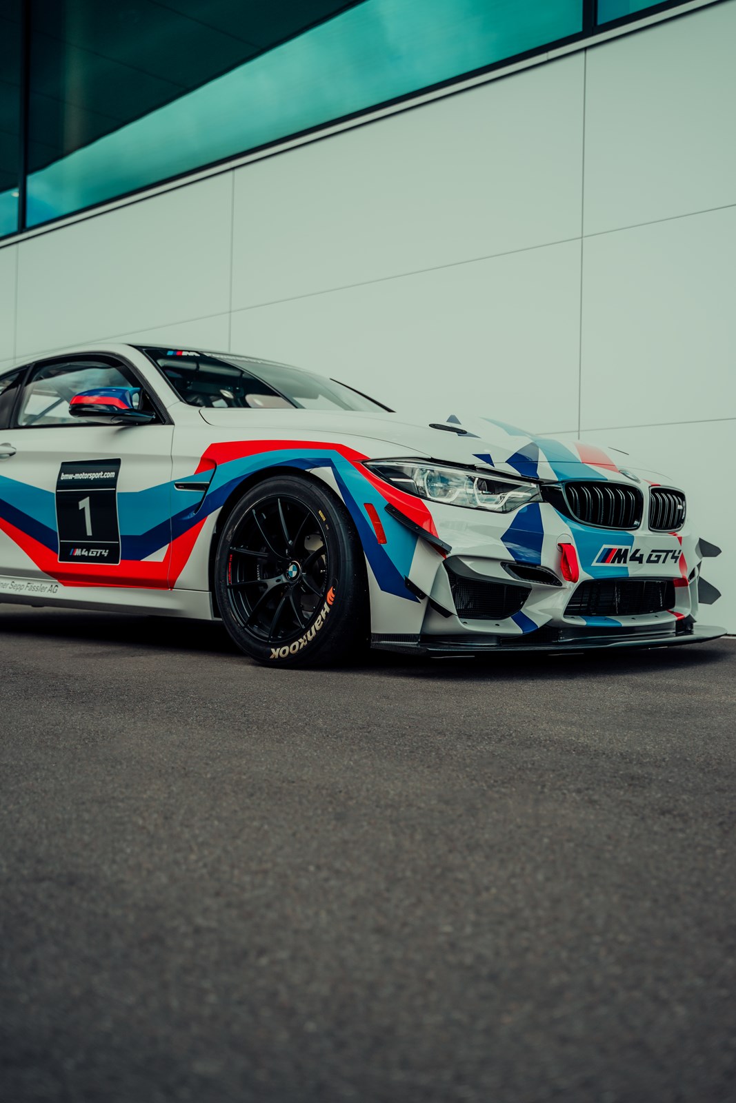 BMW M4 GT4 Rennfahrzeug-image-2