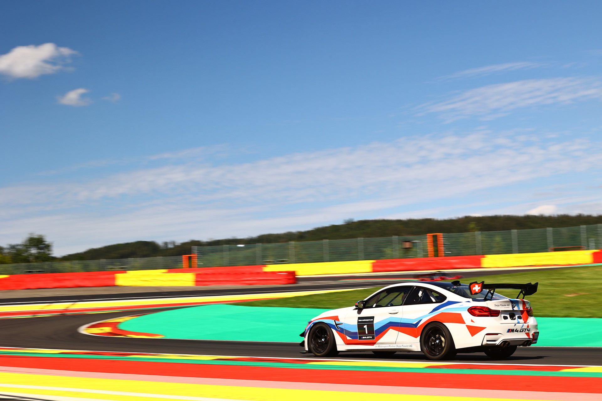 BMW M4 GT4 Rennfahrzeug-image-14