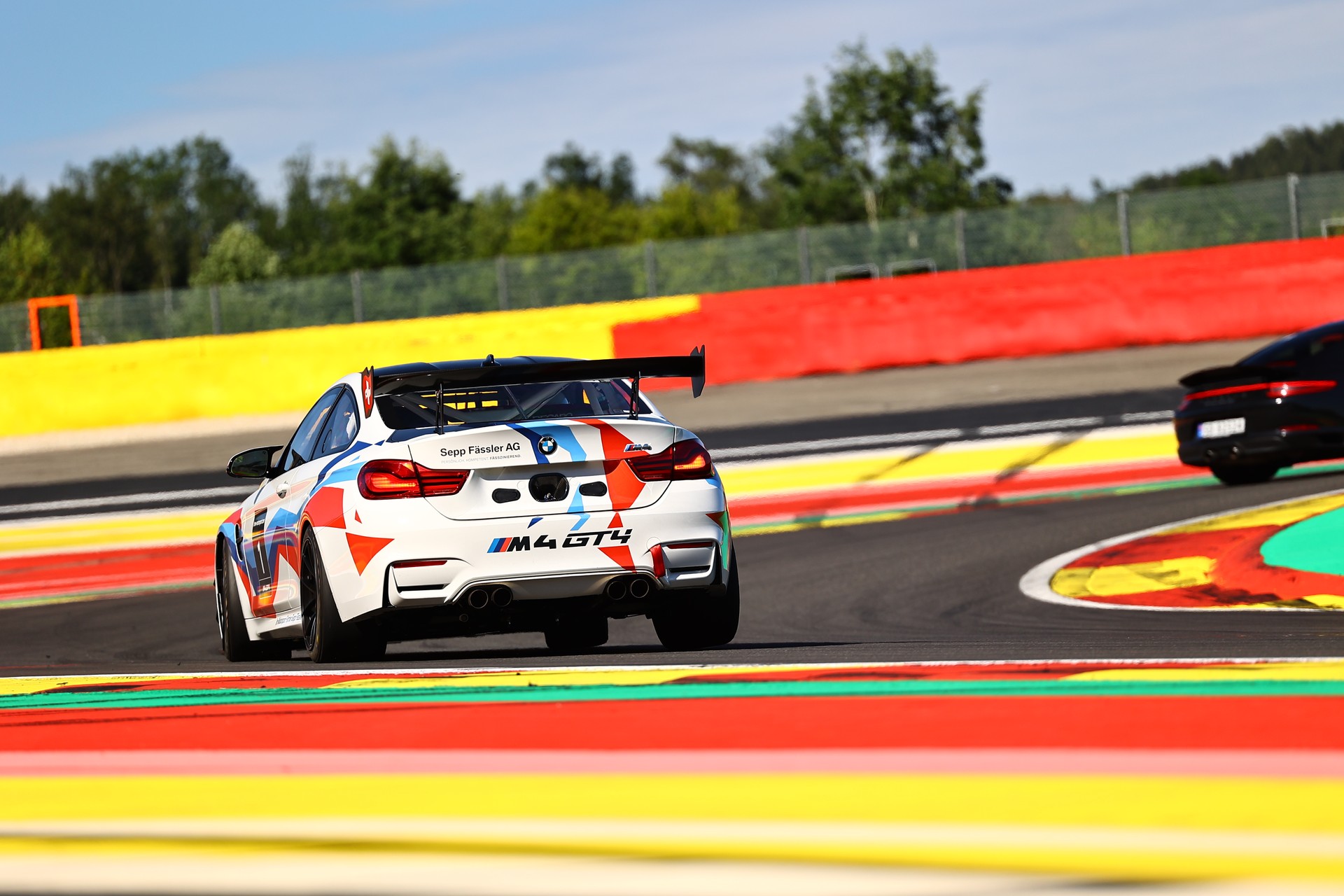 BMW M4 GT4 Rennfahrzeug-image-16