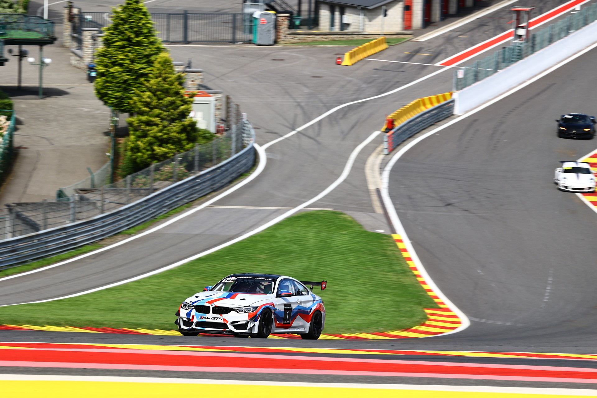BMW M4 GT4 Rennfahrzeug-image-12