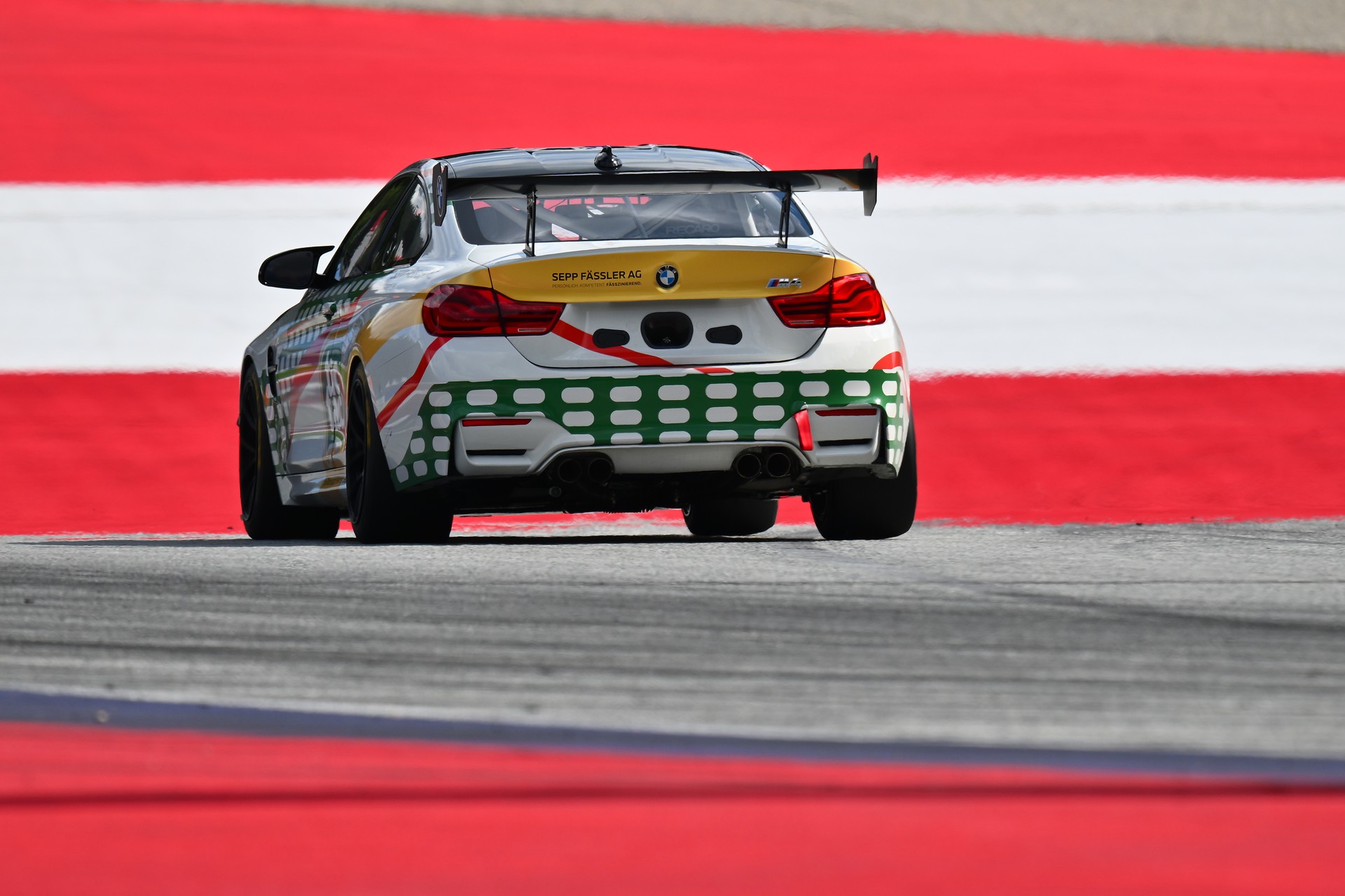 BMW M4 GT4 Rennfahrzeug-image-14