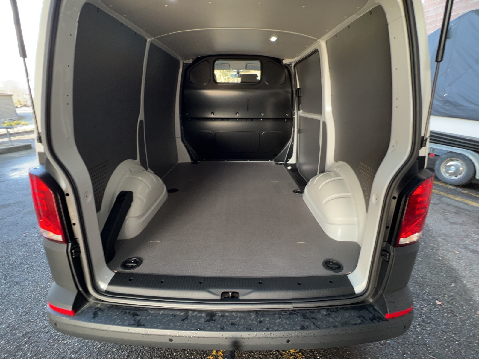 VW T6.1 2.0 TDI Entry-image-9