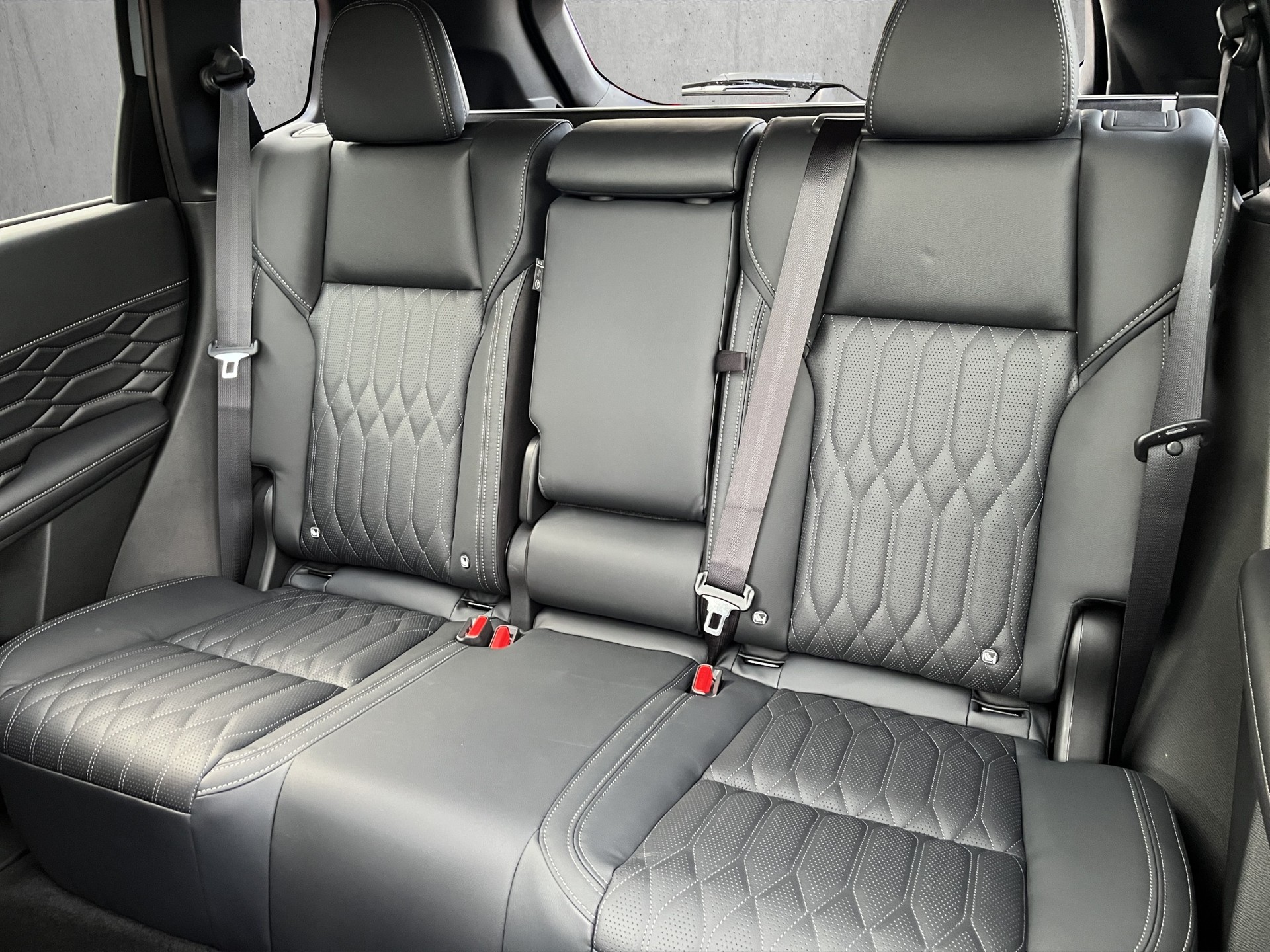 MITSUBISHI OUTLANDER 2.4 PHEV Instyle 4x4-image-11