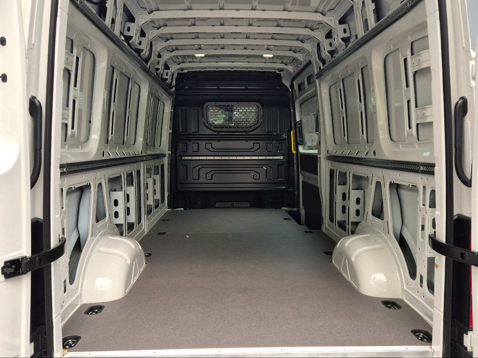 VW Crafter 35 2.0 BiTDI L4 4Motion A-image-5