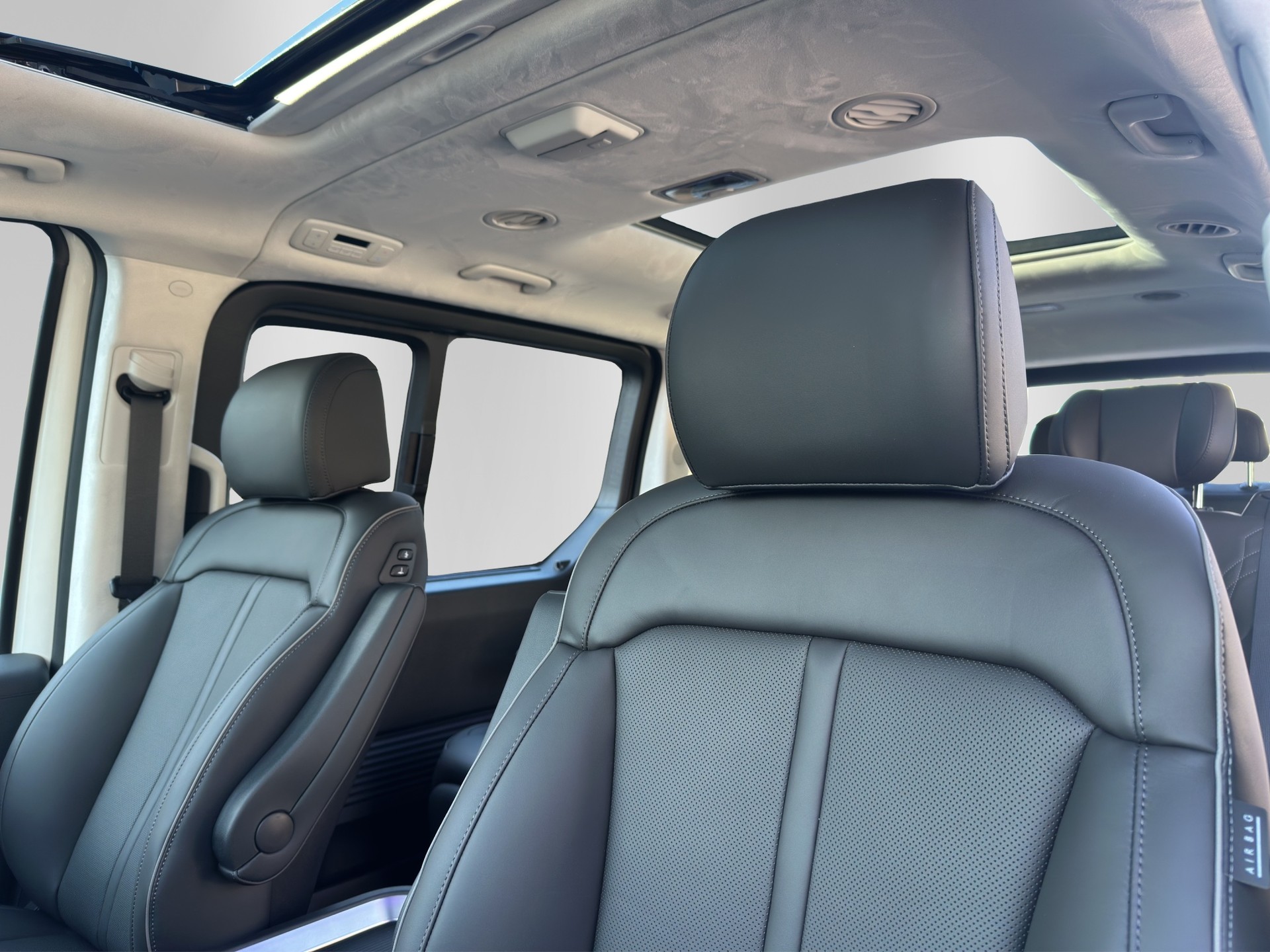 HYUNDAI Staria Pr. 1.6 HEV Amplia-image-12