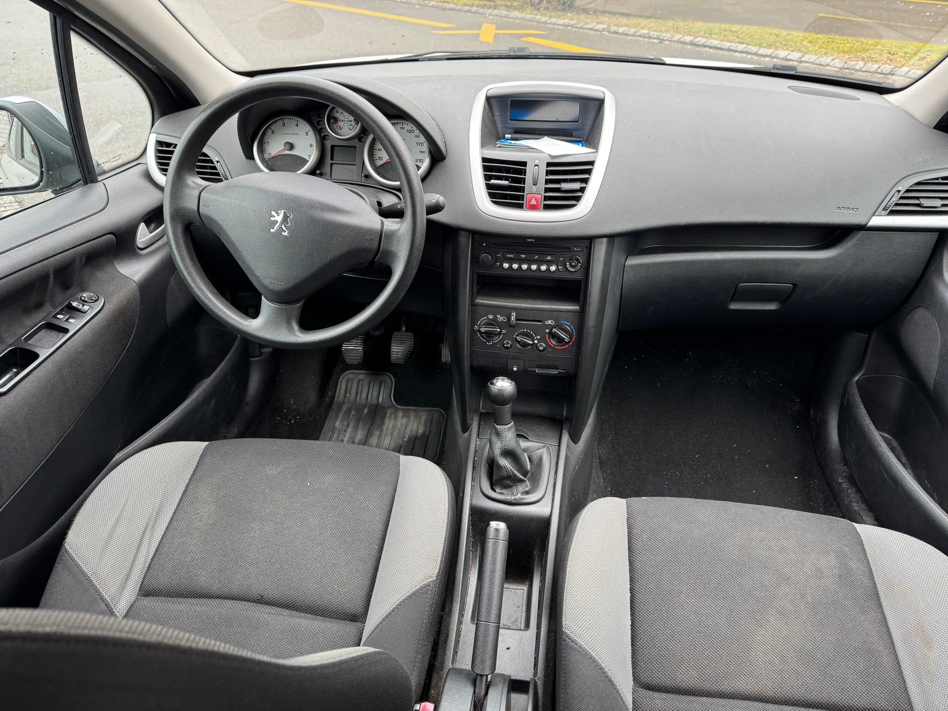 PEUGEOT 207 1.4 16V Trendy-image-11