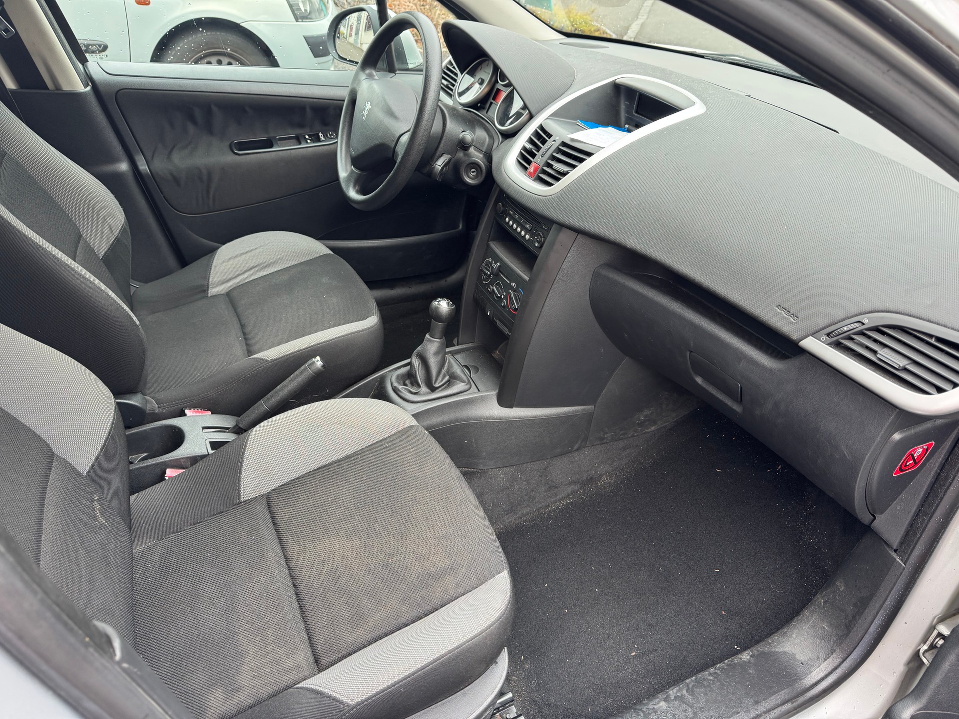 PEUGEOT 207 1.4 16V Trendy-image-13