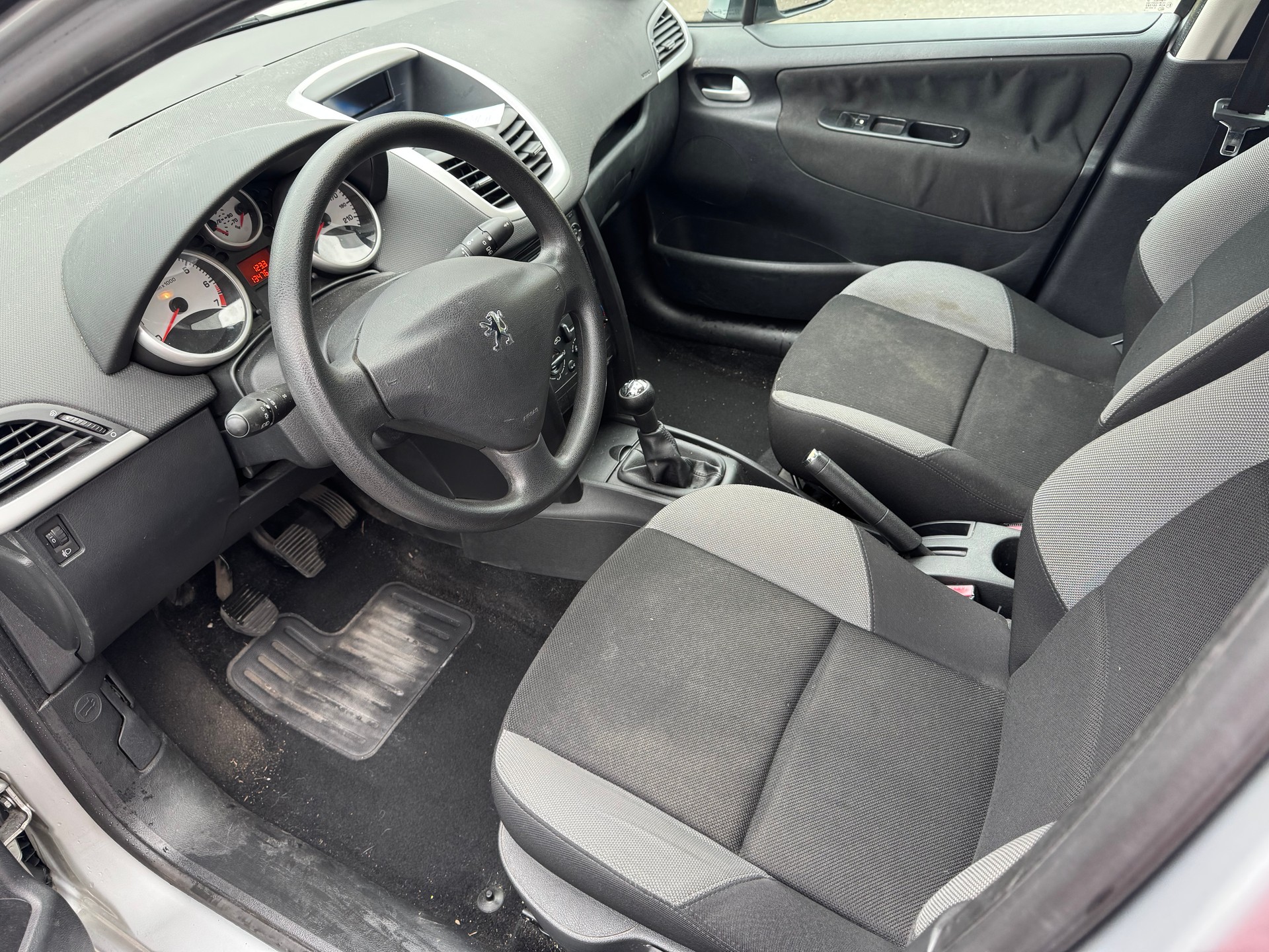 PEUGEOT 207 1.4 16V Trendy-image-12